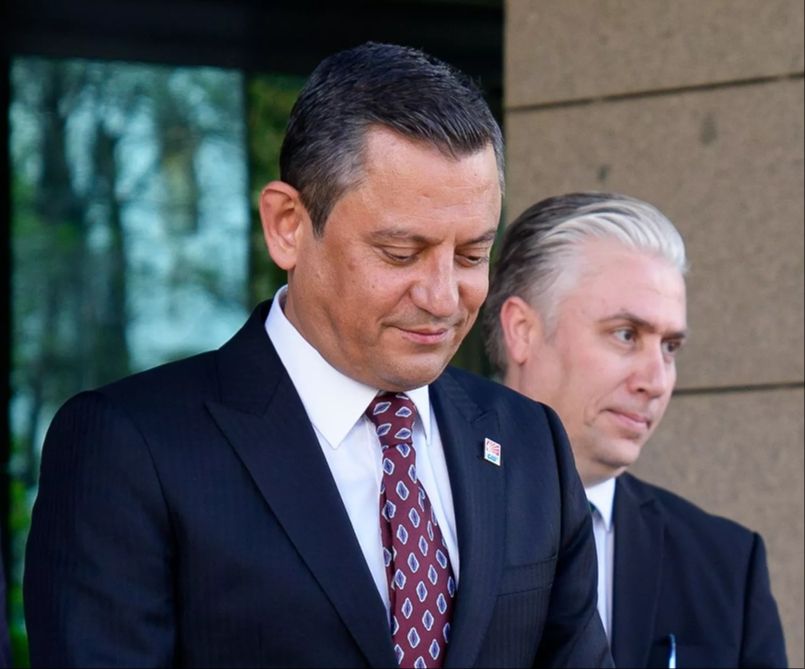 Saçını boyatan Özgür Özel yeni hali ile dikkat çekti Saçını boyatan Özgür Özel yeni hali ile dikkat çekti - 1. Resim