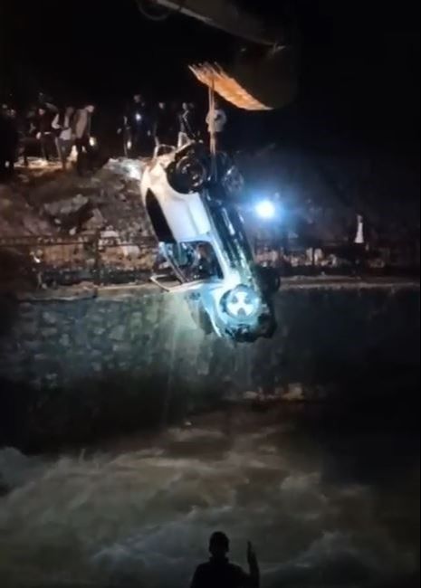 Şırnak'ta korkunç kaza! Otomobil dereye uçtu, bir aile yok oldu Şırnak'ta korkunç kaza! Otomobil dereye uçtu, bir aile yok oldu - 2. Resim