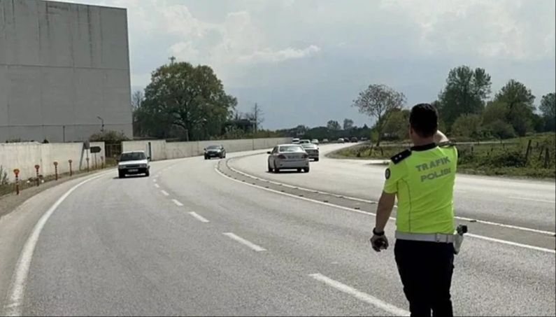 Trafikte selektör yapanların cezaları iptal edildi! Selektör yapmanın cezası merak ediliyordu Trafikte selektör yapanların cezaları iptal edildi! Selektör yapmanın cezası merak ediliyordu - 1. Resim