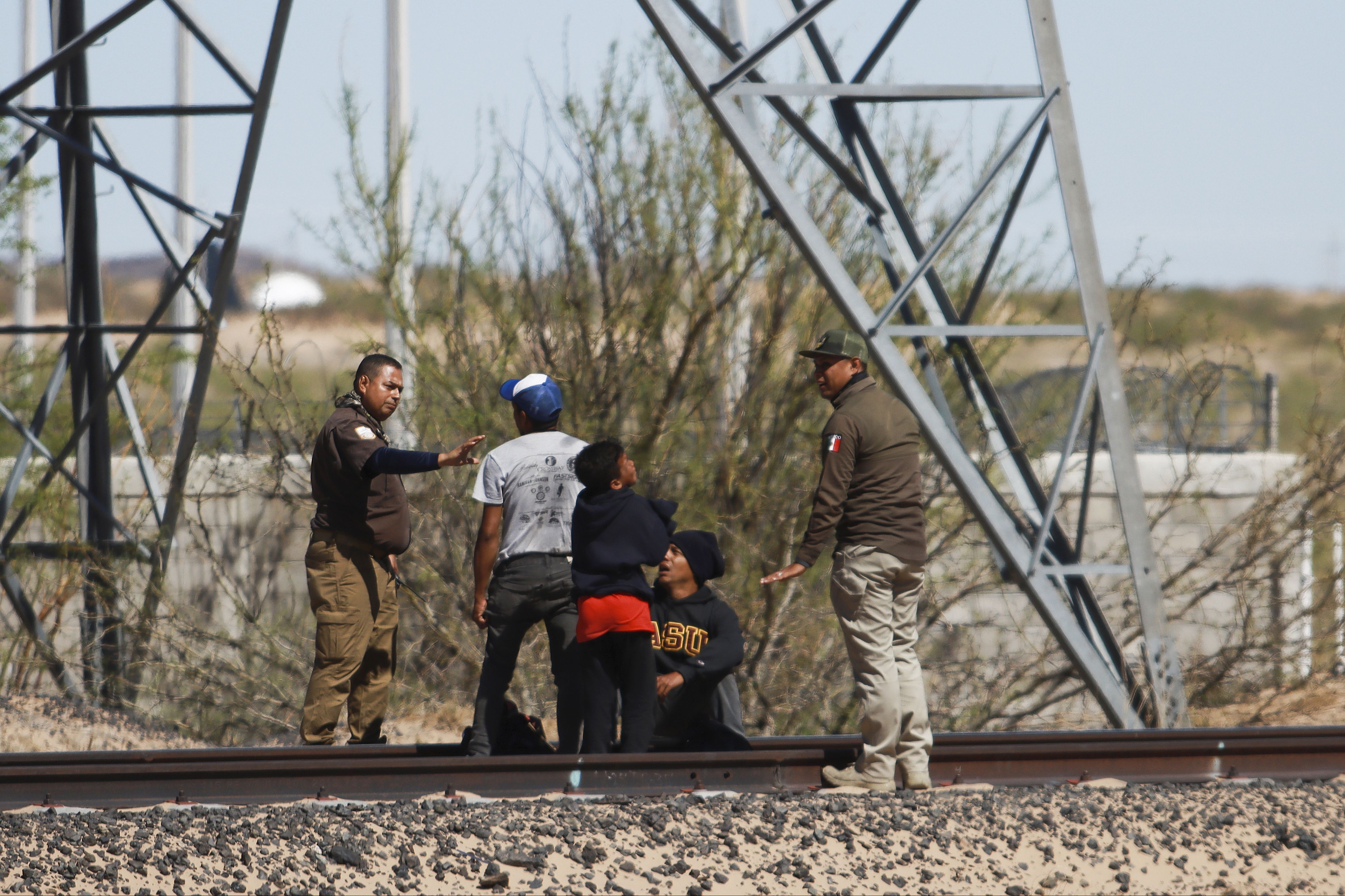 ABD-Meksika sınırında göçmen krizi: Düzensiz göçmenler yakalandı! ABD-Meksika sınırında göçmen krizi: Düzensiz göçmenler yakalandı! - 1. Resim