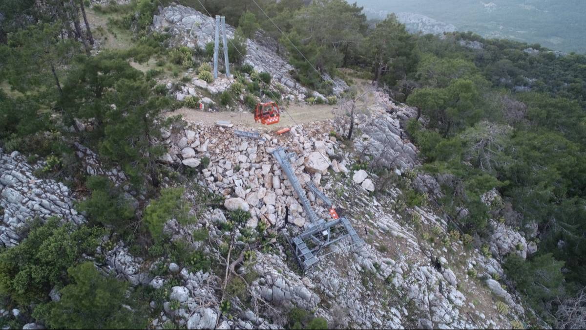 Antalya'daki teleferik kazası enkazı havadan görüntülendi Antalya'daki teleferik kazası enkazı havadan görüntülendi - 2. Resim