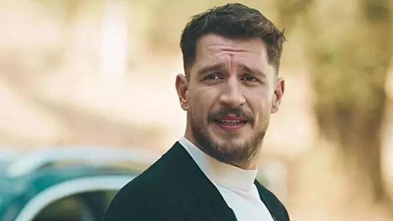 Bir fotoğraf sergisi için verdiği pozlar sebebiyle tepki çeken Uraz Kaygılaroğlu hakkında Bir fotoğraf sergisi için verdiği pozlar sebebiyle tepki çeken Uraz Kaygılaroğlu hakkında - 2. Resim