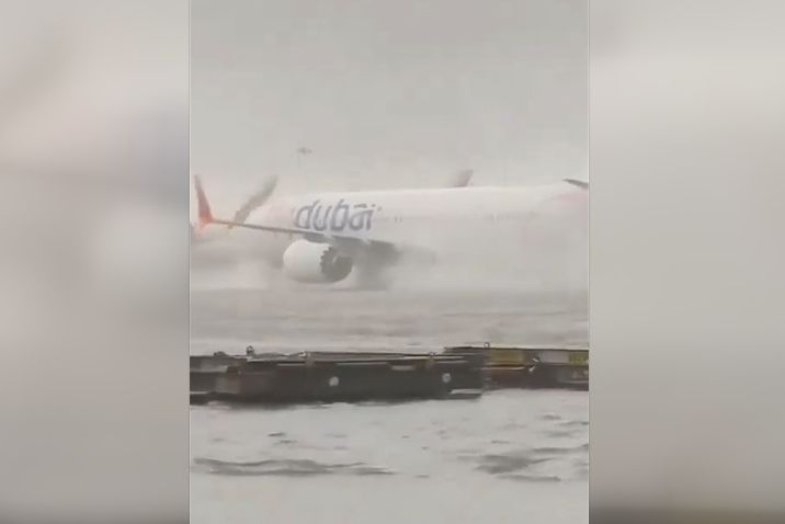 Yaşanan selde jet ski ile gezdiler (VİDEO) Dubai, BAE, Katar'da sel meydana geldi Dubai ve BAE'de yaşanan selde halkın görüntüleri (VİDEO) Jet skiler ve botlarla gezdiler - 1. Resim