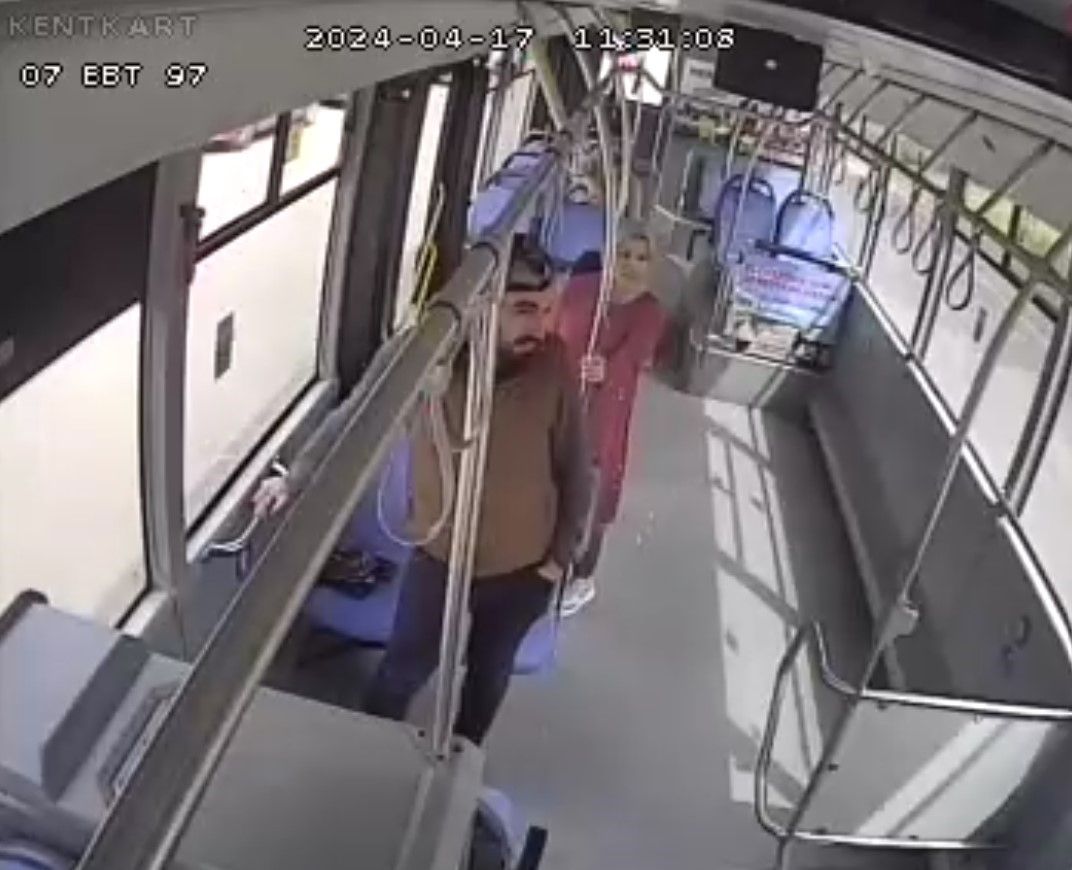 100 bin TL'lik dalgınlık! Tır şoförünün yardımına otobüs şoförü yetişti 100 bin TL'lik dalgınlık! Tır şoförünün yardımına otobüs şoförü yetişti - 1. Resim