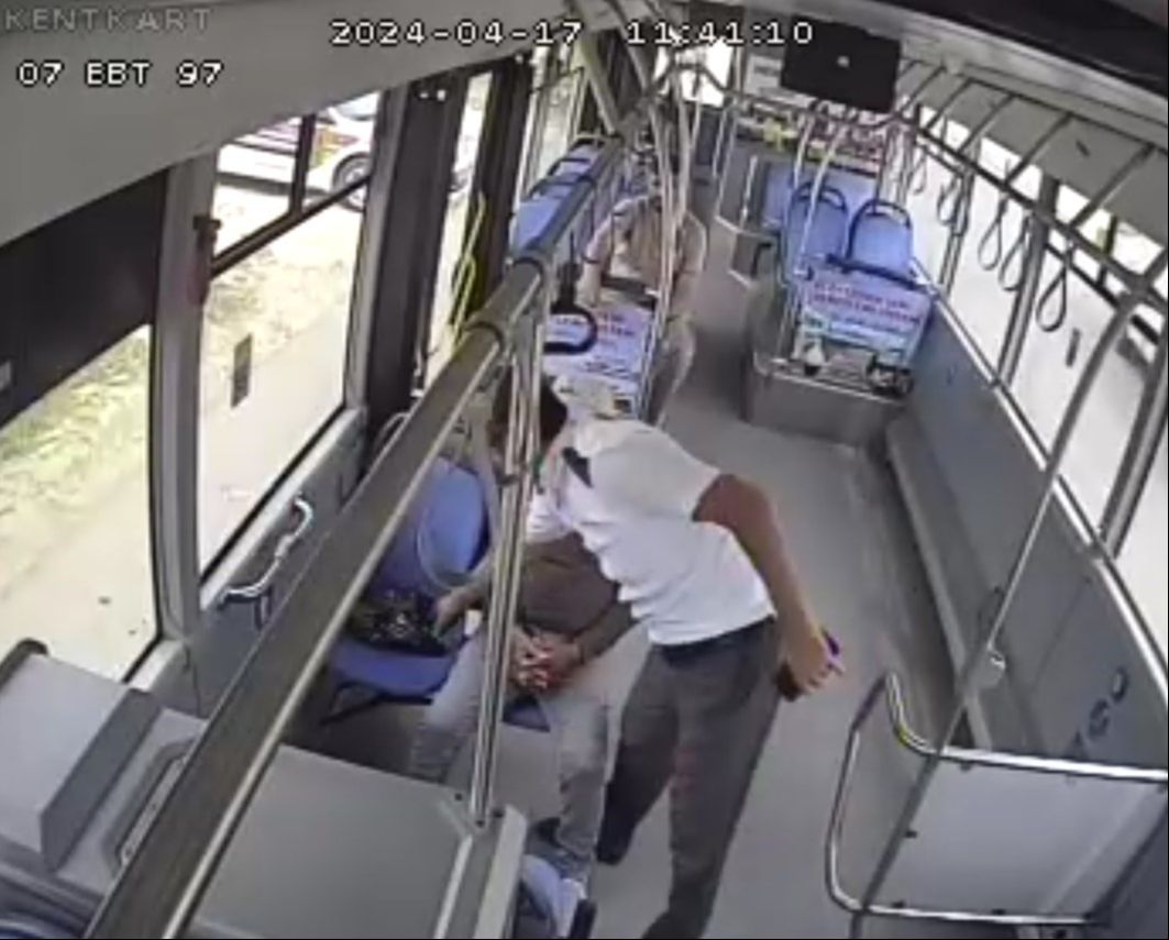 100 bin TL'lik dalgınlık! Tır şoförünün yardımına otobüs şoförü yetişti 100 bin TL'lik dalgınlık! Tır şoförünün yardımına otobüs şoförü yetişti - 2. Resim