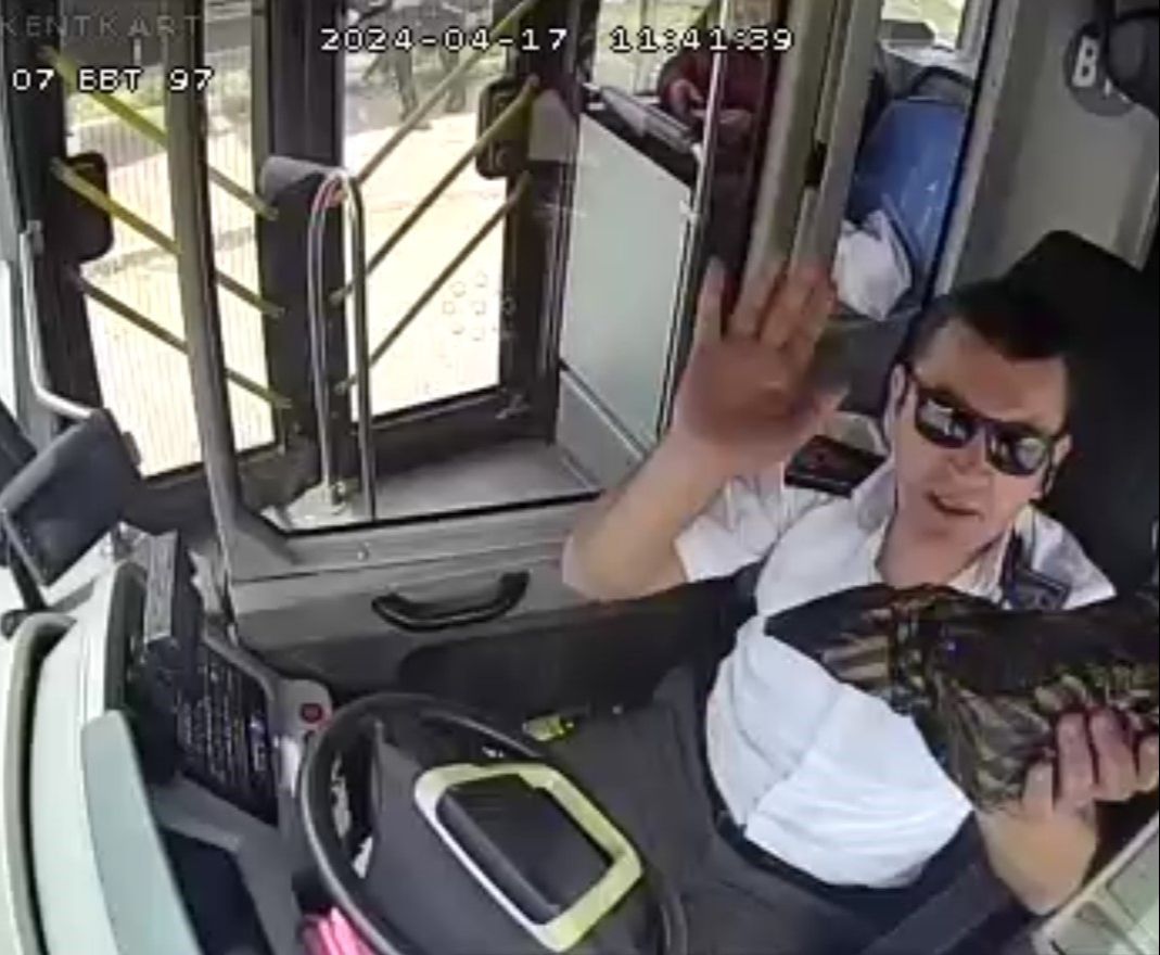 100 bin TL'lik dalgınlık! Tır şoförünün yardımına otobüs şoförü yetişti 100 bin TL'lik dalgınlık! Tır şoförünün yardımına otobüs şoförü yetişti - 3. Resim