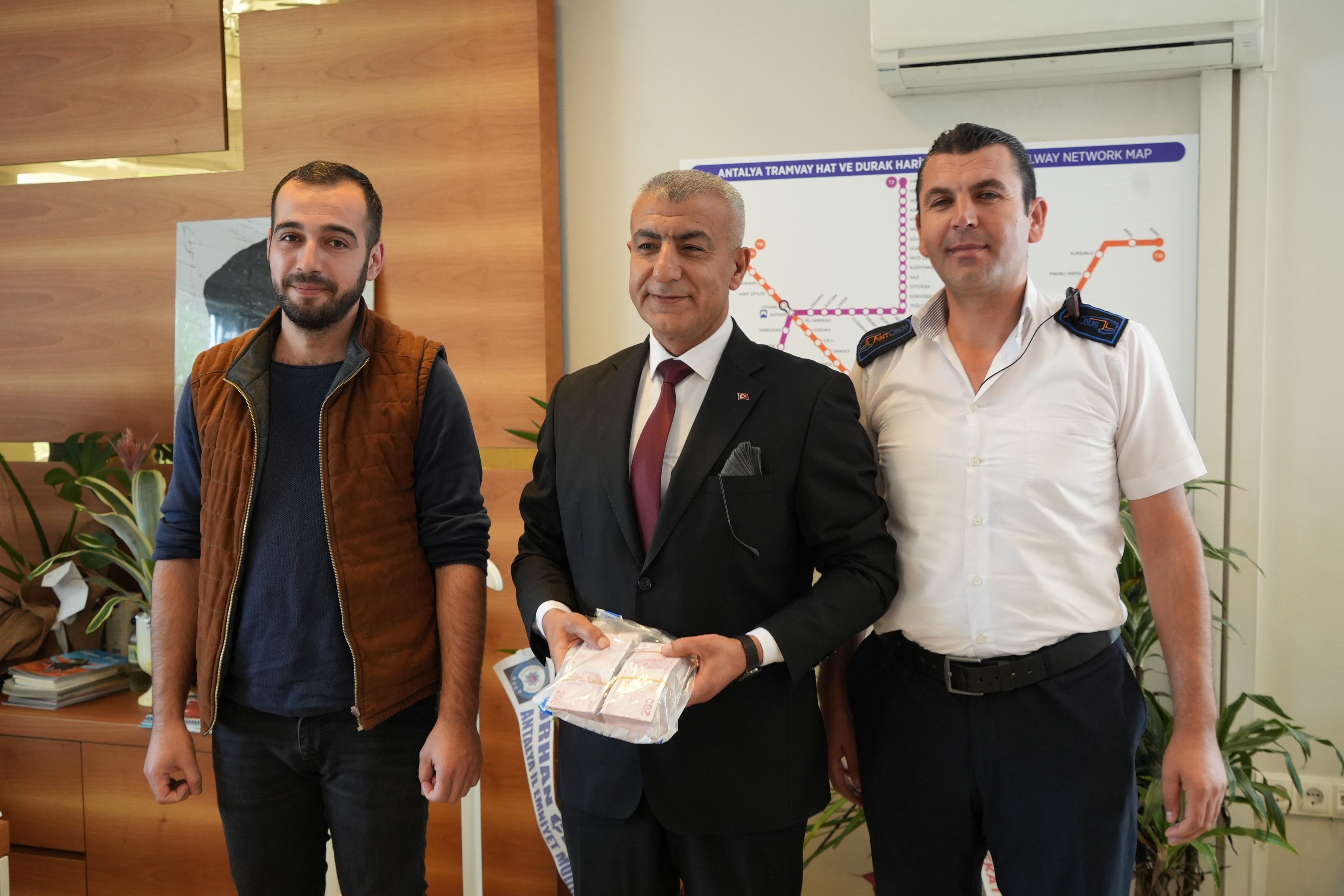 100 bin TL'lik dalgınlık! Tır şoförünün yardımına otobüs şoförü yetişti 100 bin TL'lik dalgınlık! Tır şoförünün yardımına otobüs şoförü yetişti - 4. Resim