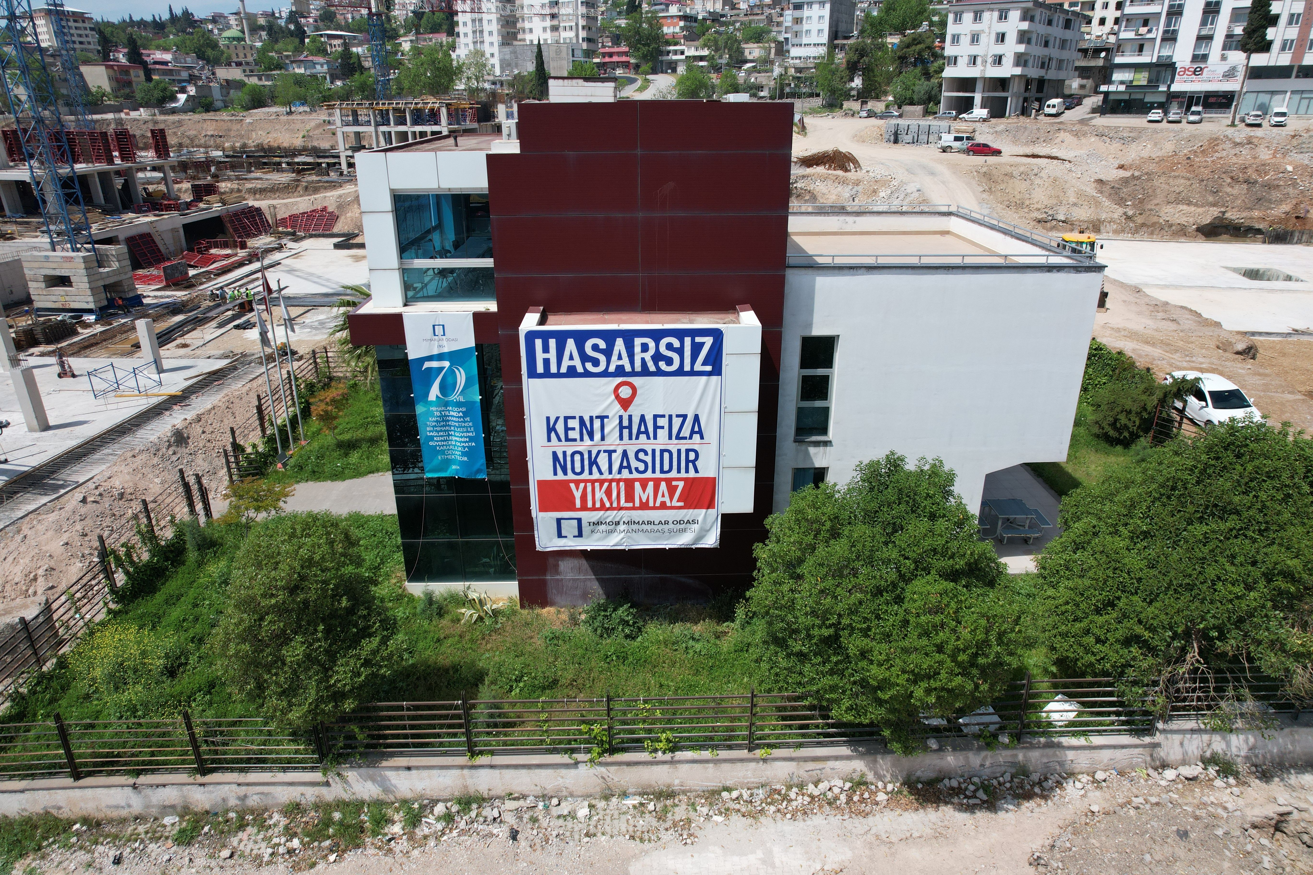 6 Şubat depremlerinde etrafındaki tüm binalar yıkıldı, onun camı bile kırılmadı 6 Şubat depremlerinde etrafındaki tüm binalar yıkıldı, onun camı bile kırılmadı - 1. Resim