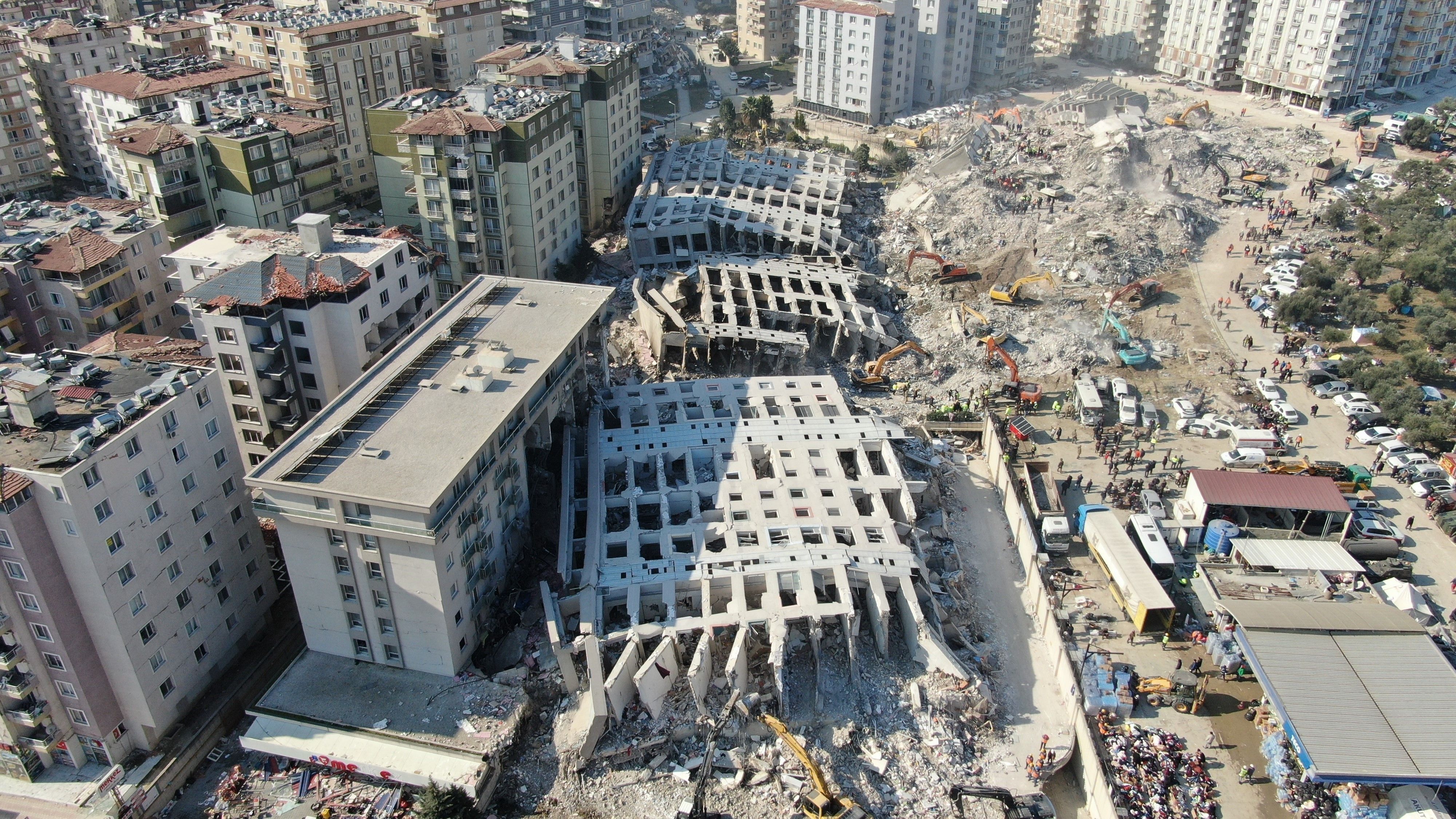 6 Şubat'ta 1000 kişiye mezar olan Rönesans Rezidans'tan sağ kurtulan adam, o anları anlattı 6 Şubat'ta 1000 kişiye mezar olan Rönesans Rezidans'tan sağ kurtulan adam, o anları anlattı - 3. Resim