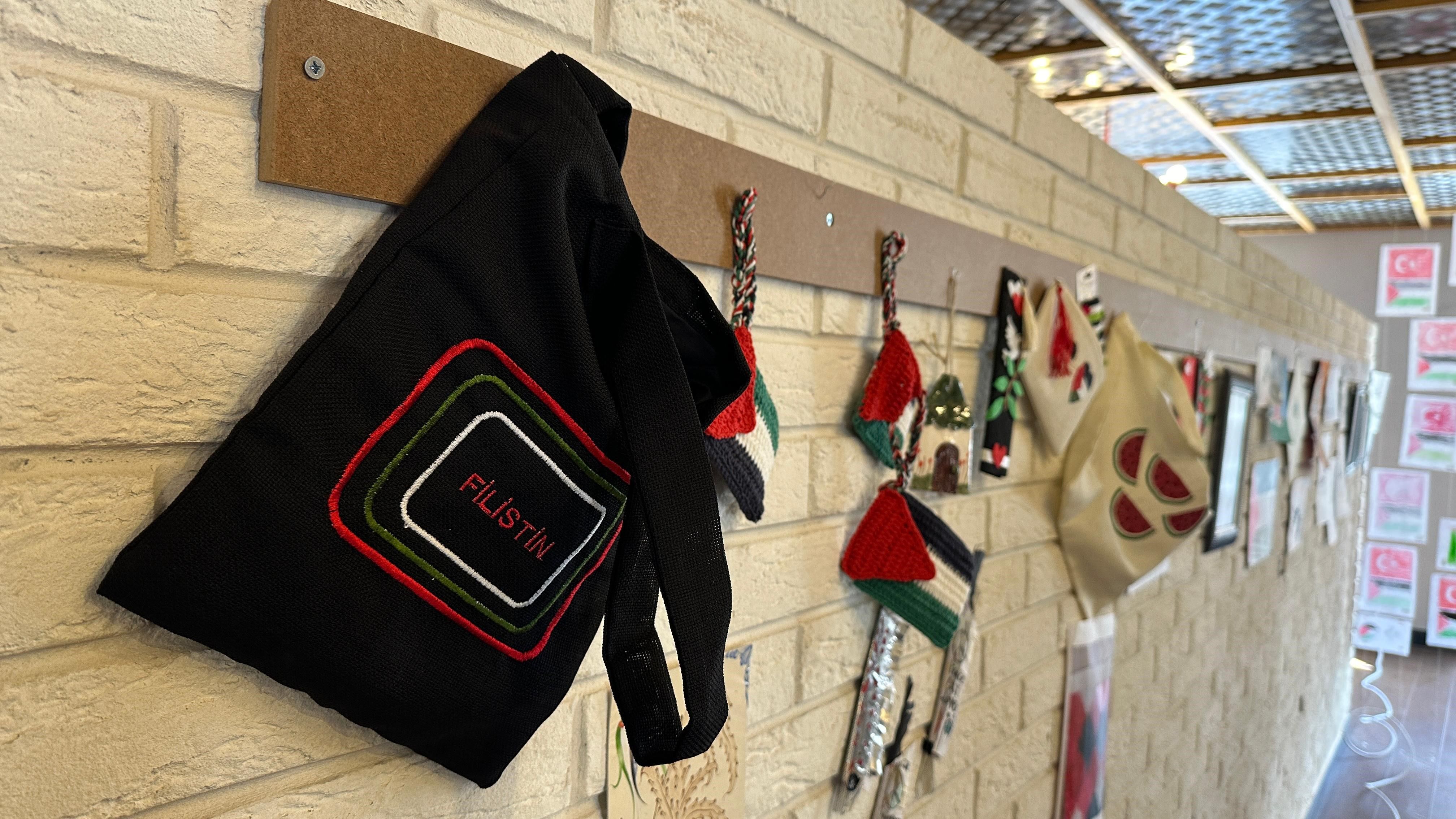 9 ülkeden 2 bin 827 eser yer aldı! Ankara'daki bienalde sanatçılar Filistin'e dikkat çekti 9 ülkeden 2 bin 827 eser yer aldı! Ankara'daki bienalde sanatçılar Filistin'e dikkat çekti - 3. Resim