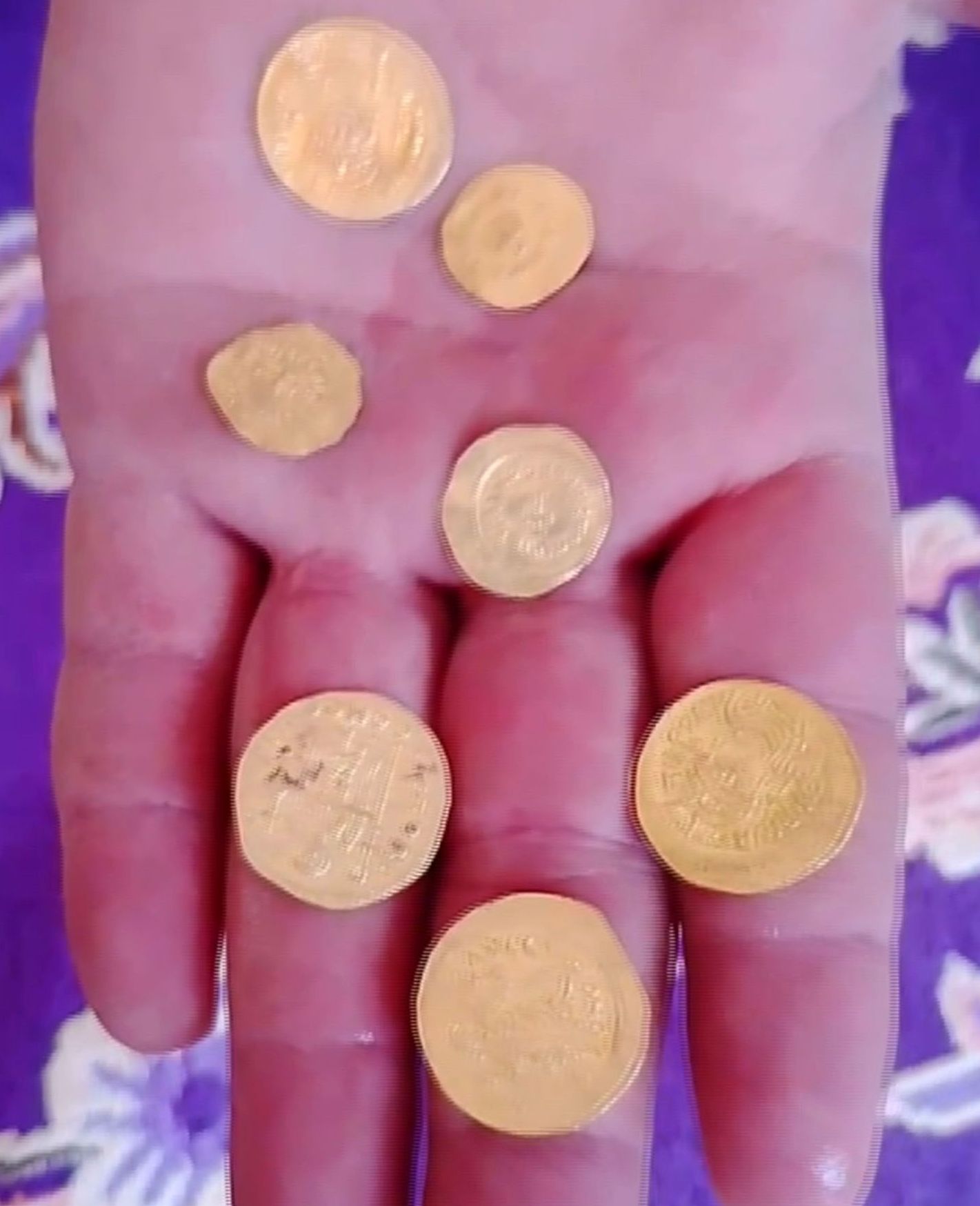 Bahçesini çapalarken Bizans dönemine ait altın dolu küp buldu - 1. Resim