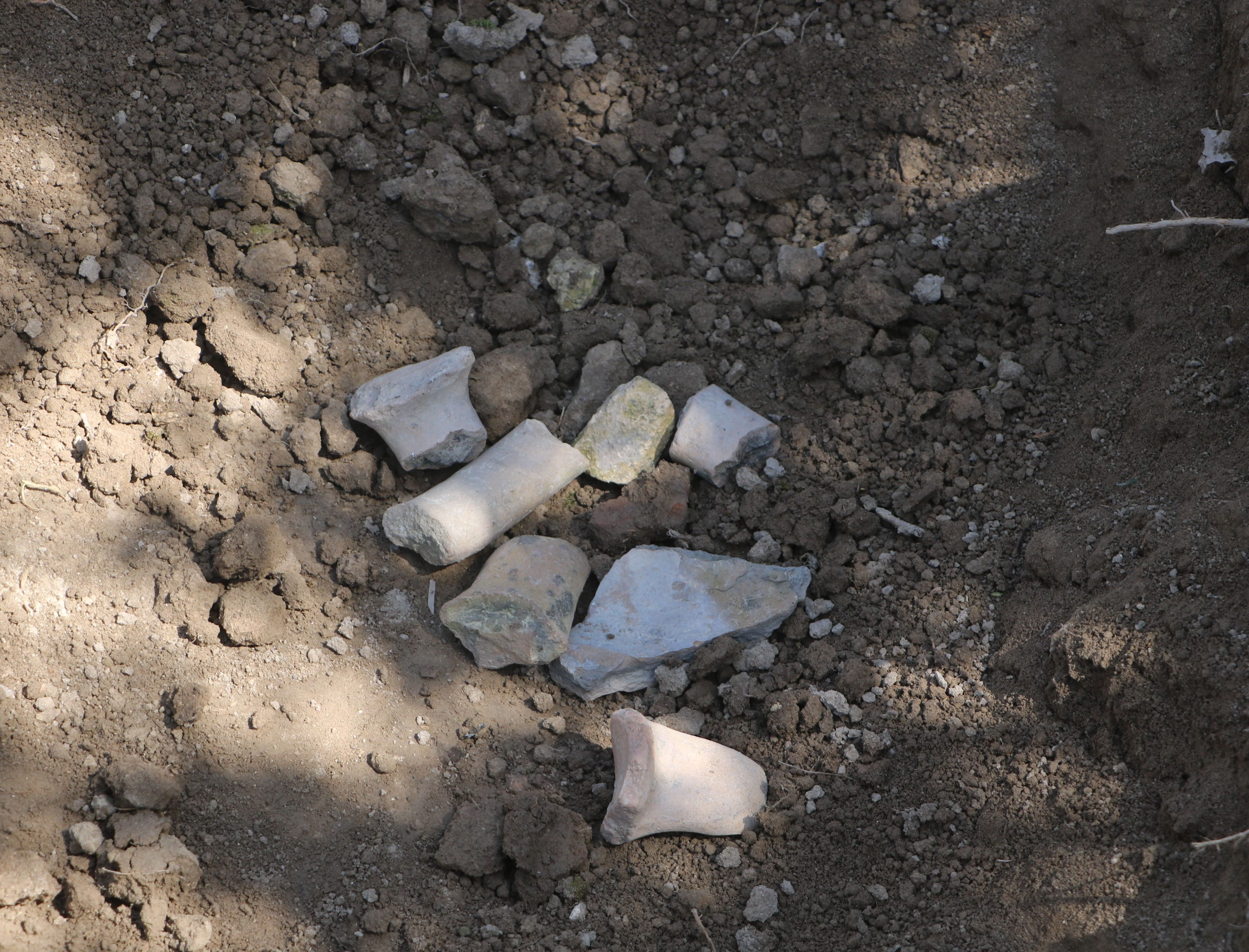 Bahçesini çapalarken Bizans dönemine ait altın dolu küp buldu - 2. Resim