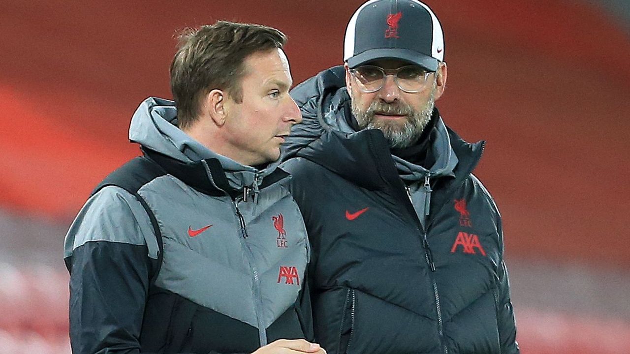 Beşiktaş'a Premier Lig'den teknik direktör önerdiler! Dünyaca ünlü hocanın yardımcısı İstanbul yolcusu - 1. Resim