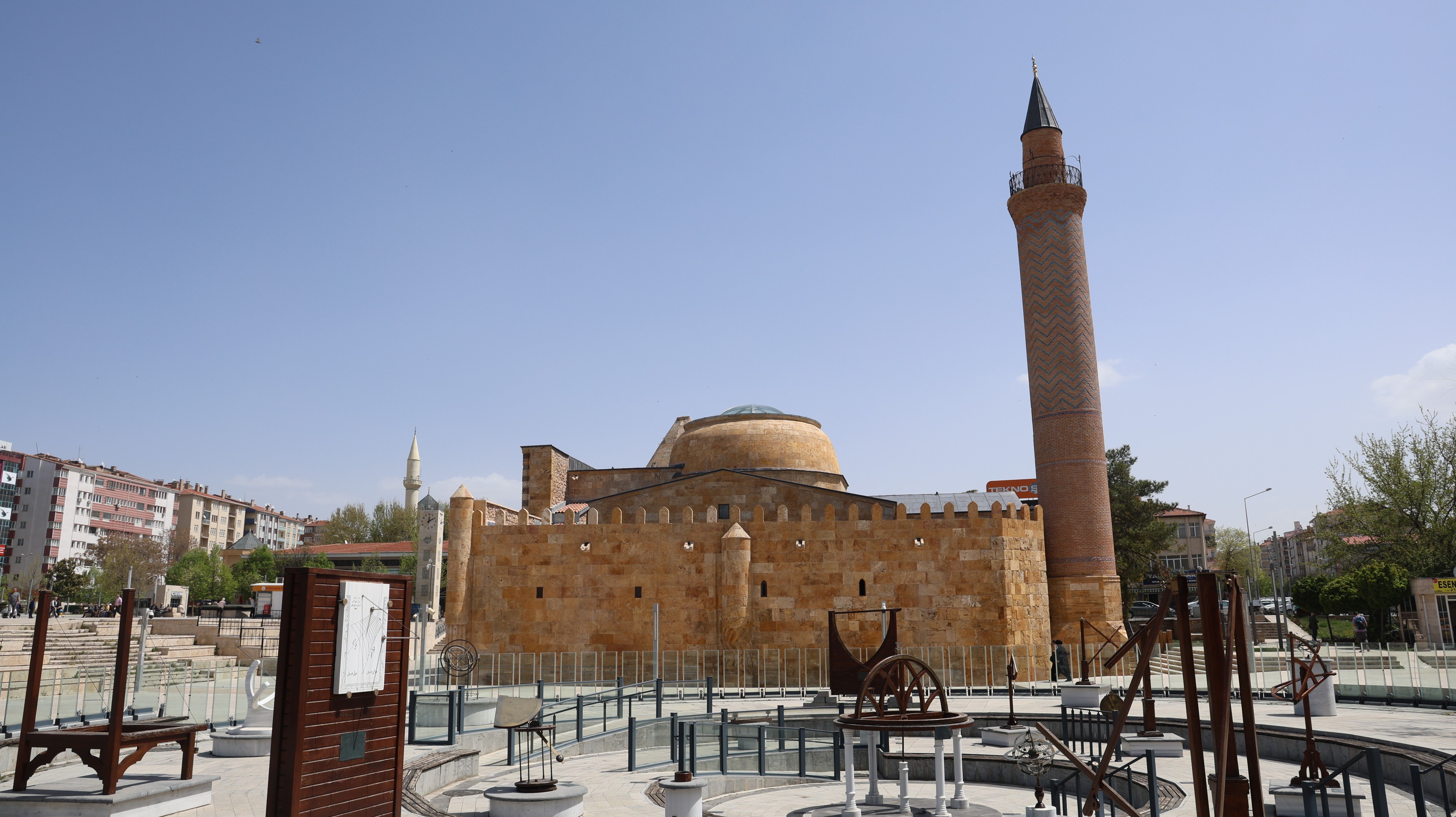 Cacabey Gökbilim Medresesi halka açıldı! Hem ibadet hem de tefekkür alanı oldu Cacabey Gökbilim Medresesi halka açıldı! Hem ibadet hem de tefekkür alanı oldu - 1. Resim