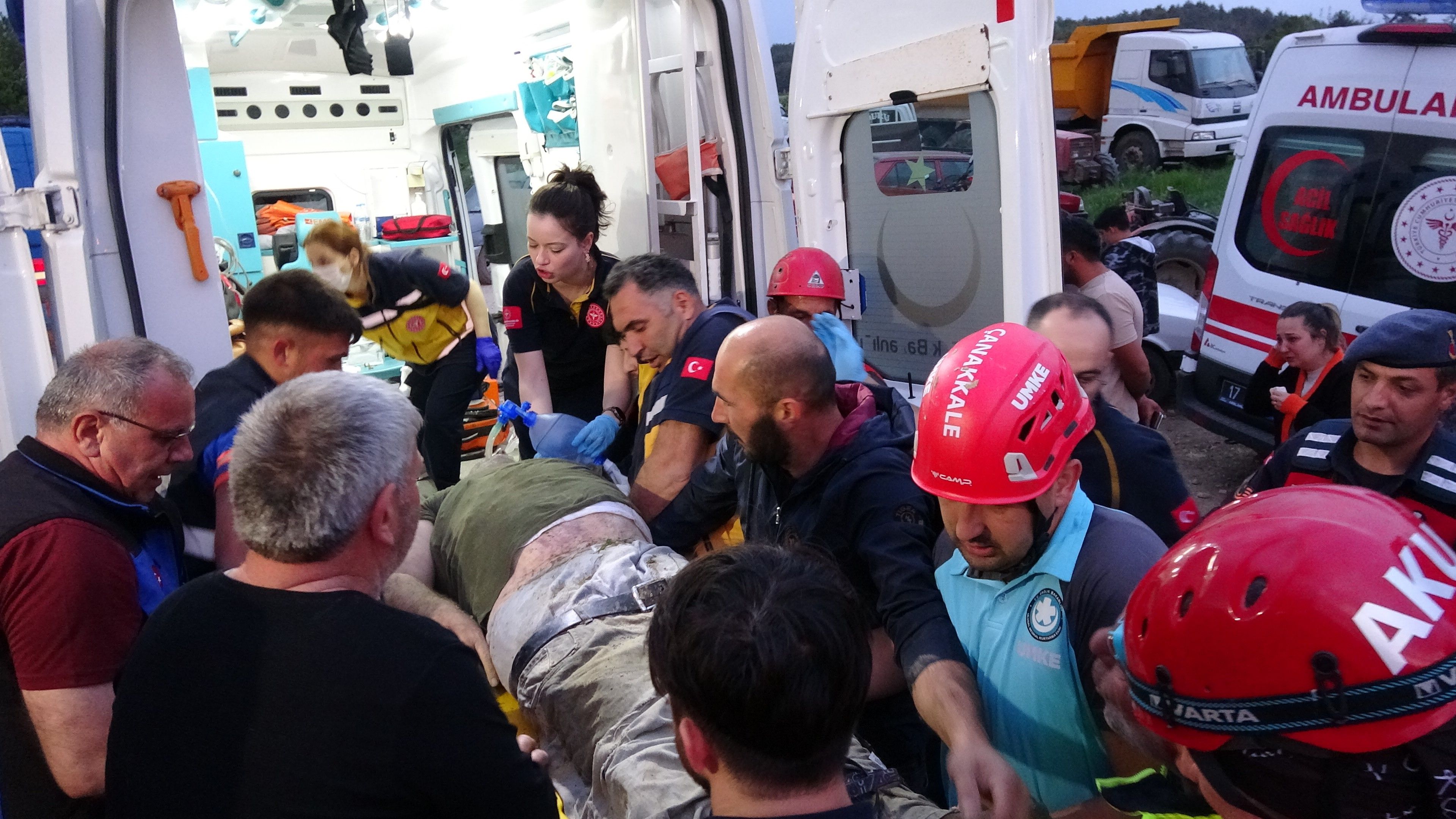 Çanakkale'deki toprak kaymasında kepçe operatörüne gözaltı - 1. Resim