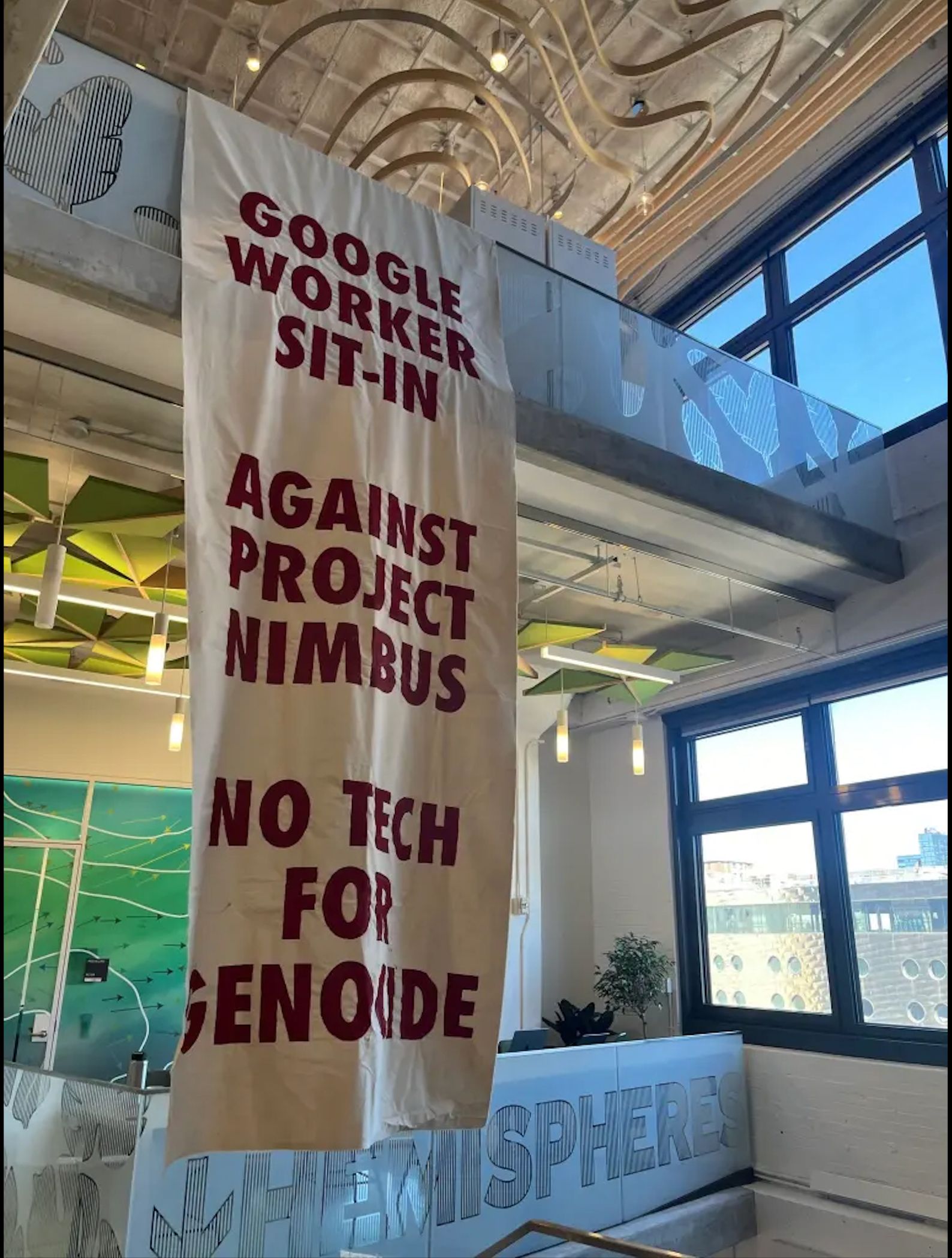 Google, İsrail'le yaptığı anlaşmayı protesto eden 28 işçiyi işten çıkardı! Google, İsrail'le yaptığı anlaşmayı protesto eden 28 işçiyi işten çıkardı! - 1. Resim