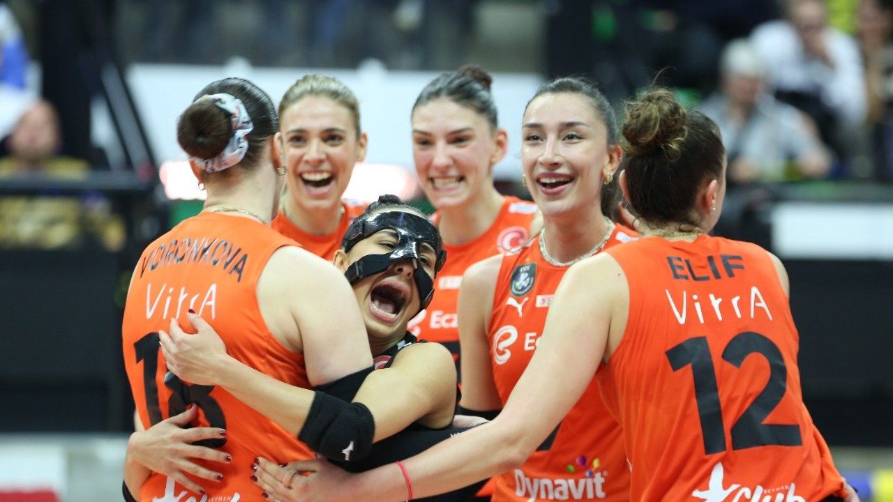 Şampiyonluk pazar gününe kaldı! Eczacıbaşı, Fenerbahçe'yi 3-0 yenerek seriyi eşitledi - 1. Resim