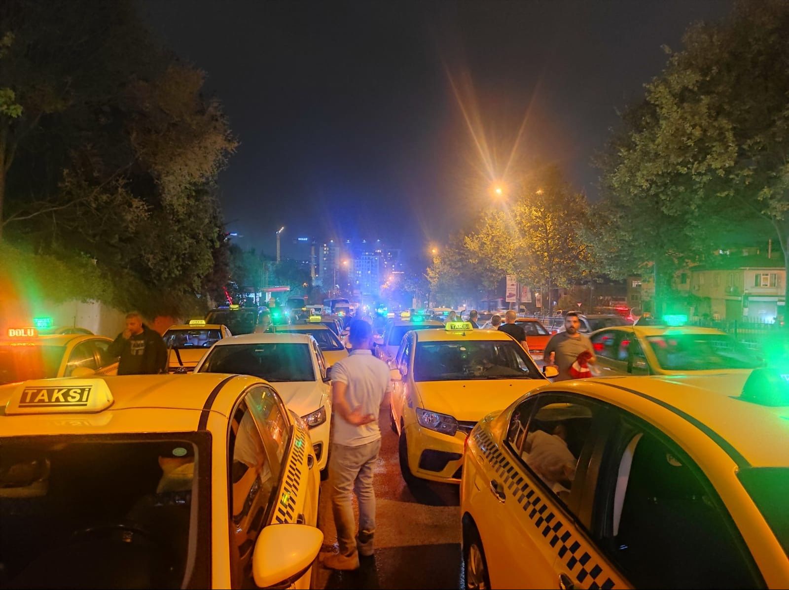 Son cinayetin ardından taksiciler isyan etti: 'Azrailimizi yanımızda taşıyoruz' Son cinayetin ardından taksiciler isyan etti: 'Azrailimizi yanımızda taşıyoruz' - 2. Resim