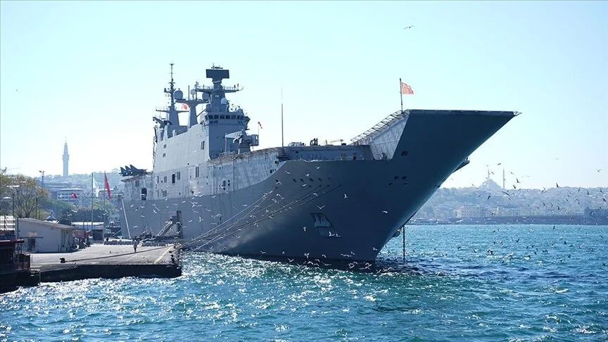 TCG Anadolu'ya benzetilen İspanya Hücum Gemisi helikopterleriyle İstanbul Sarayburnu limanında - 1. Resim