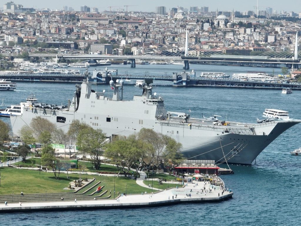 TCG Anadolu'ya benzetilen İspanya Hücum Gemisi helikopterleriyle İstanbul Sarayburnu limanında - 2. Resim