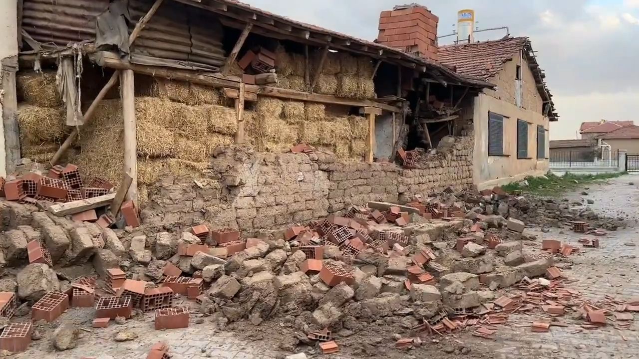 Tokat'ta 5,6 büyüklüğünde deprem! Çorum, Ordu, Kırşehir, Samsun, Kayseri ve Ankara'da hissedildi Tokat'ta 5,6 büklüğünde deprem! Çorum, Ordu, Kırşehir, Samsun, Kayseri ve Ankara'da hissedildi - 5. Resim