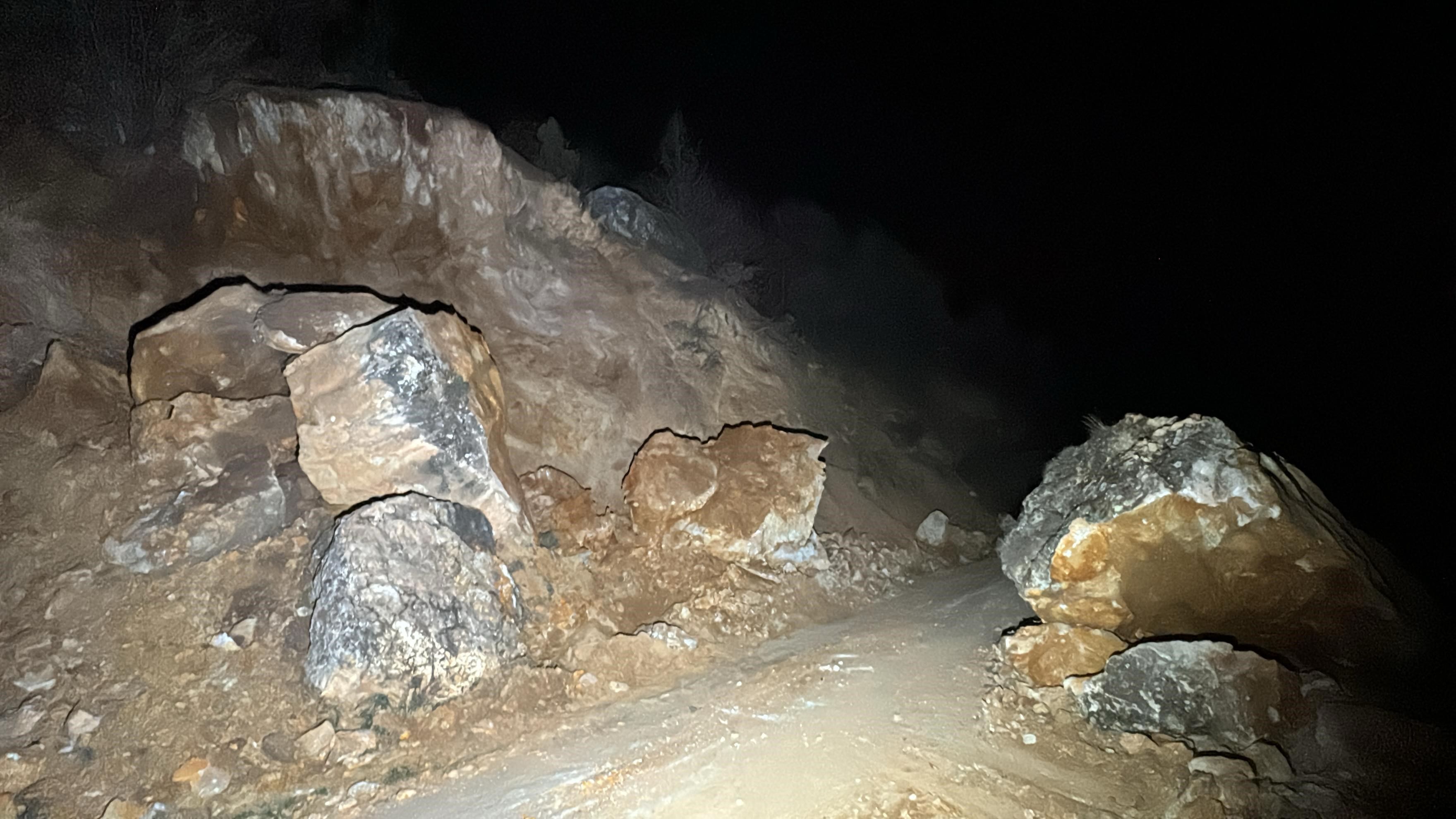 Tokat'ta deprem sonrası heyelan! Yollar kapandı, toprak kayması böyle görüntülendi - 1. Resim