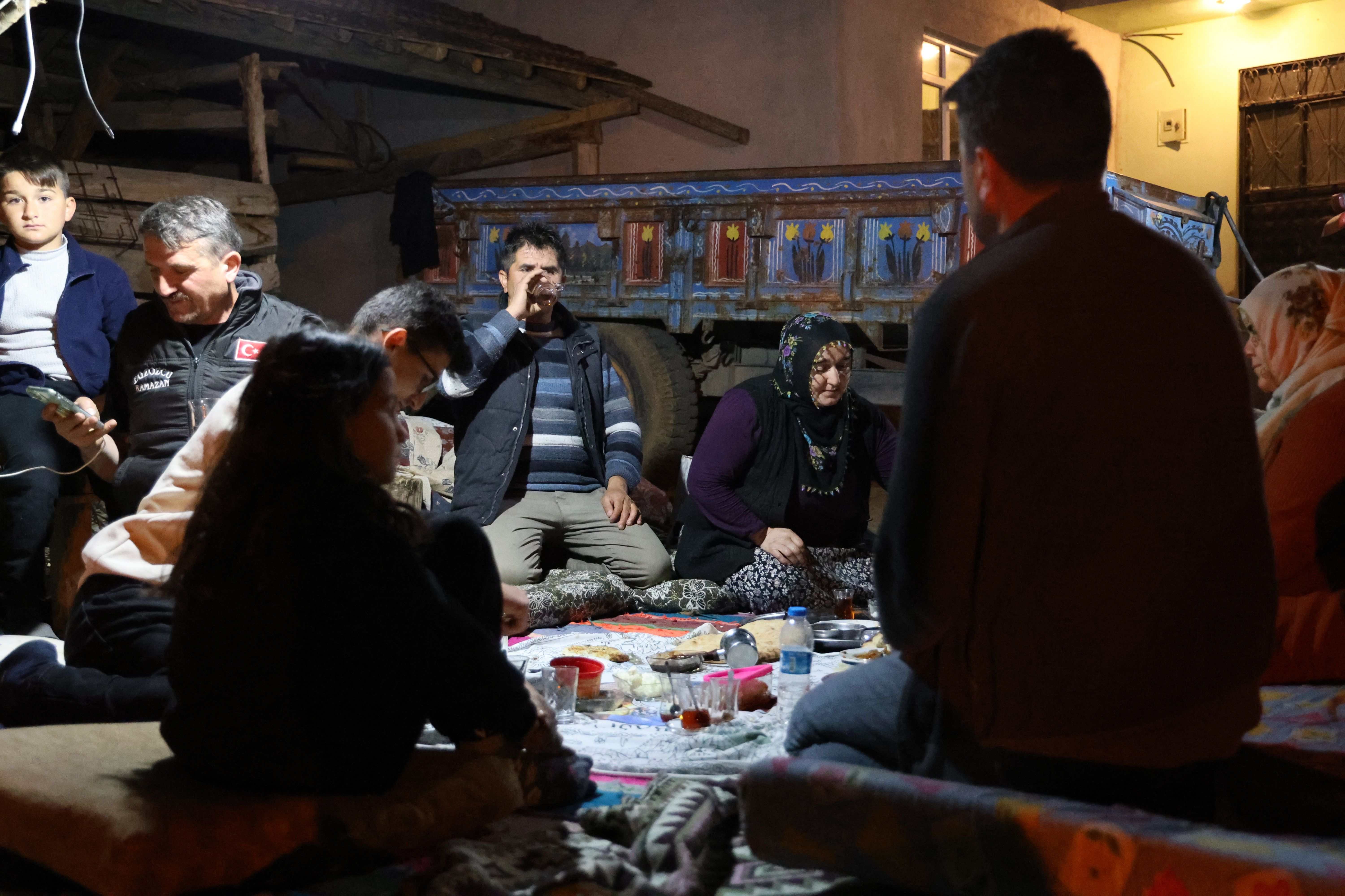 Tokat'ta en tedirgin gece! 5.6'lık depremi atlatanlar geceyi dışarda ge&ccedil;iriyor - 3. Resim