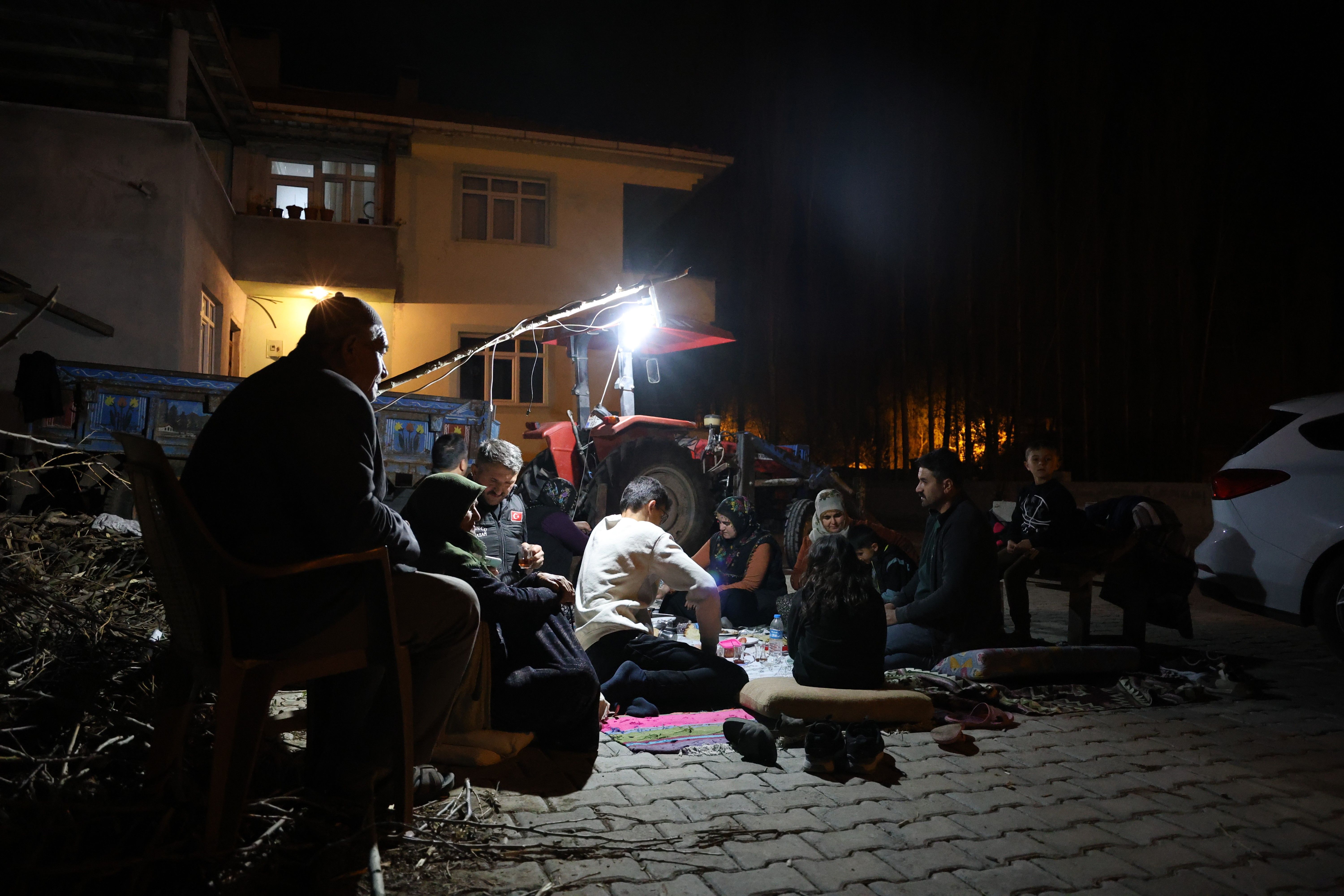 Tokat'ta en tedirgin gece! 5.6'lık depremi atlatanlar geceyi dışarda ge&ccedil;iriyor - 2. Resim