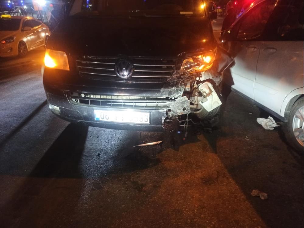 Ankara'da alkollü sürücü dehşet saçtı! Kırmızı ışıkta bekleyen araçlar birbirine girdi, yaralılar var Ankara'da alkollü sürücü dehşet saçtı! Kırmızı ışıkta bekleyen araçlar birbirine girdi, yaralılar var - 2. Resim