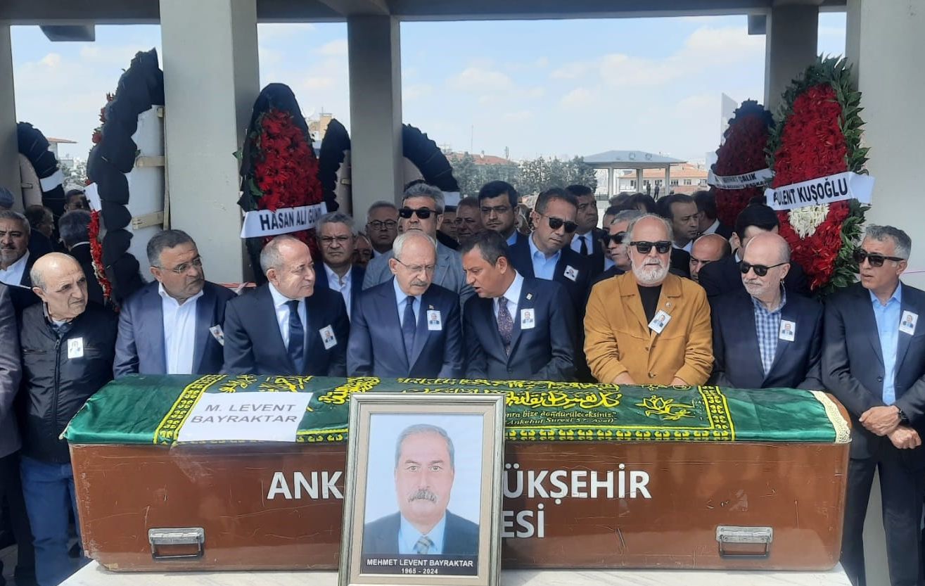 CHP'nin acı günü! Özgür Özel ve Kılıçdaroğlu tabutu birlikte omuzladı - 2. Resim