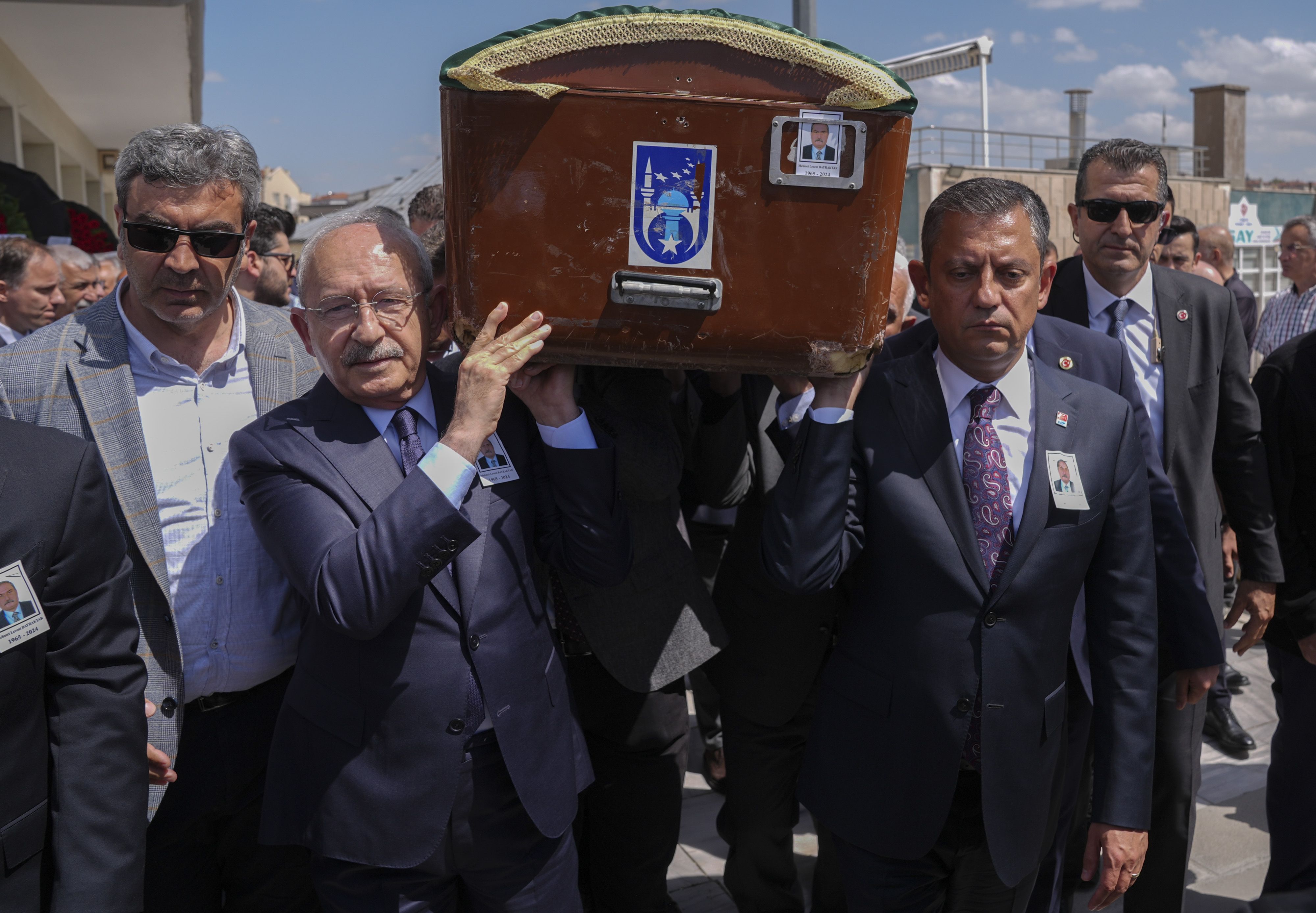 CHP'nin acı günü! Özgür Özel ve Kılıçdaroğlu tabutu birlikte omuzladı - 1. Resim