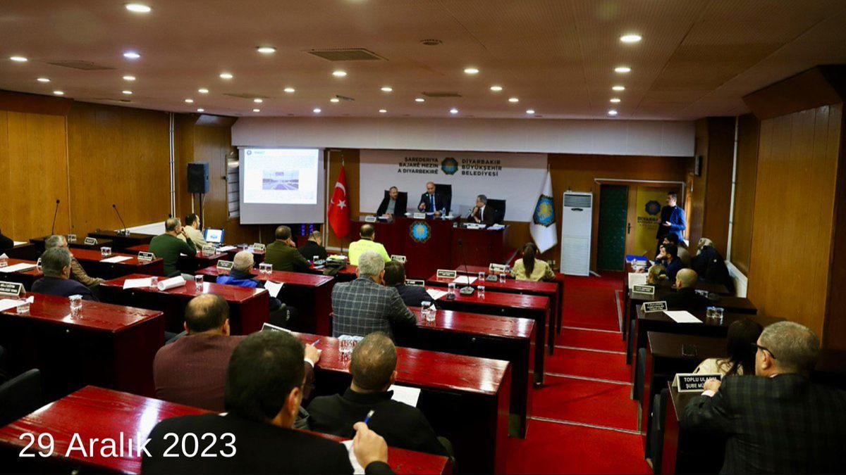 DEM Parti'nin kazandığı Diyarbakır'da skandal! Belediye meclisindeki Türk bayrağı kaldırıldı - 2. Resim