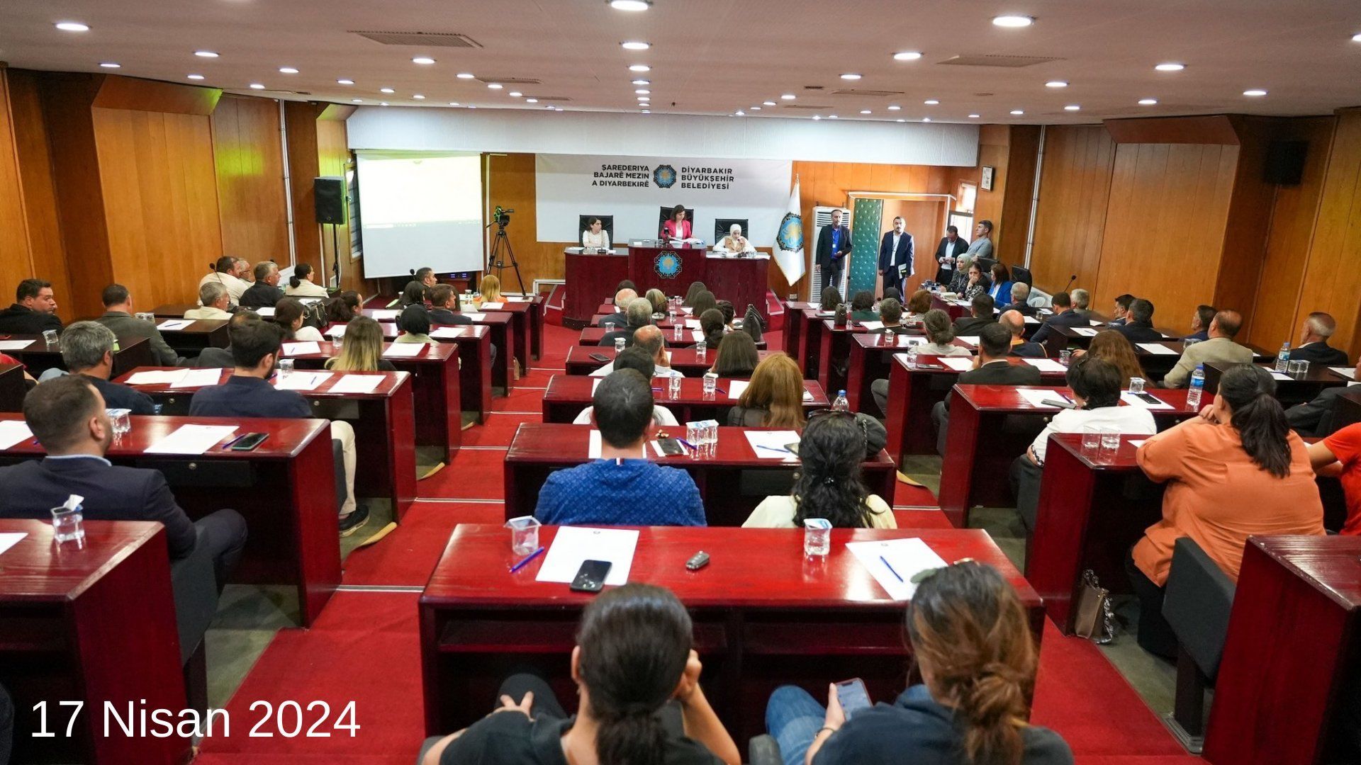 DEM Parti'nin kazandığı Diyarbakır'da skandal! Belediye meclisindeki Türk bayrağı kaldırıldı - 1. Resim