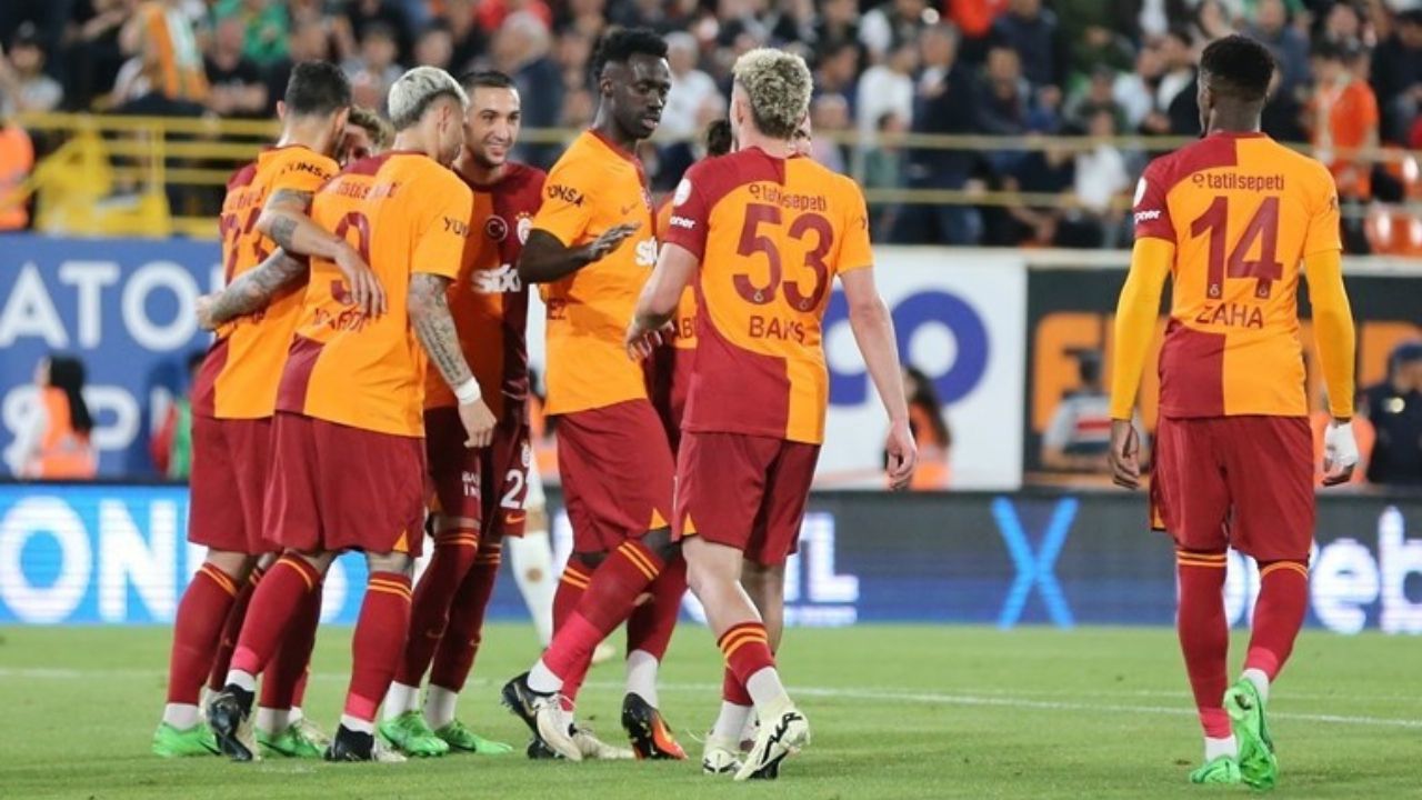 Galatasaray 5 futbolcusu ile sözleşme yeniledi - 1. Resim