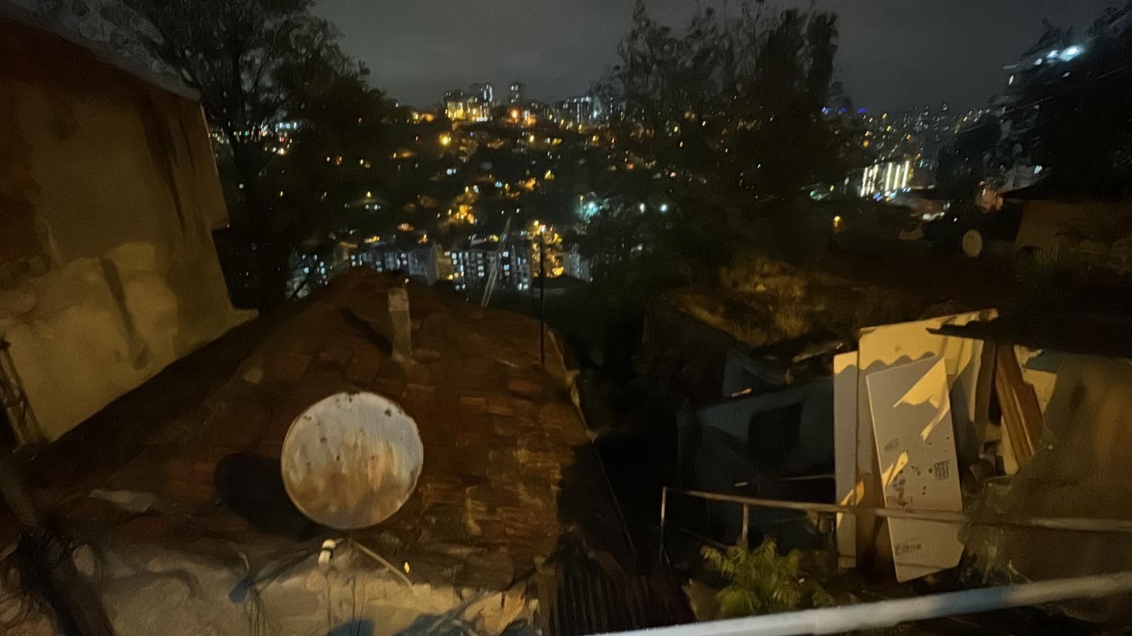 İstanbul Gaziosmanpaşa'da toprak kayması İstanbul Gaziosmanpaşa'da toprak kayması - 1. Resim