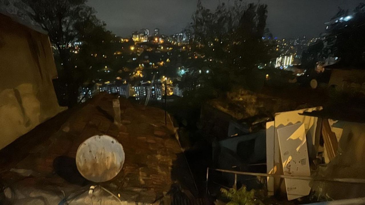 İstanbul Gaziosmanpaşa'daki toprak kaymasında 3 ev yıkıldı İstanbul Gaziosmanpaşa'daki toprak kaymasında 3 ev yıkıldı - 1. Resim