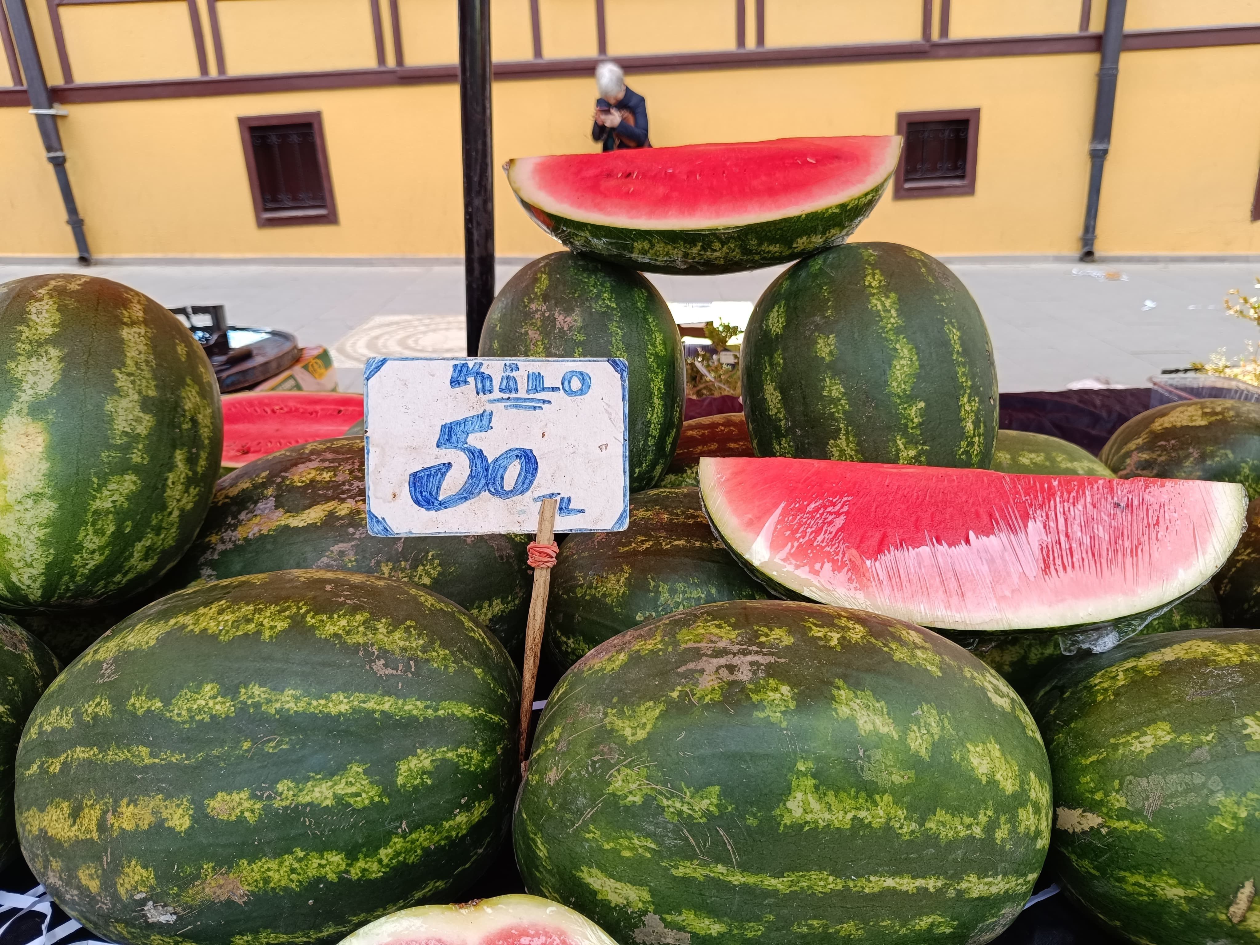 Karpuz tezgahlarda yerini aldı! Çeyrek dilimi 80 lira Karpuz tezgahlarda yerini aldı! Çeyrek dilimi 80 lira - 1. Resim