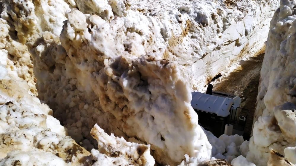 Nisan ayında 5 metre karla mücadele ediyorlar! - 2. Resim