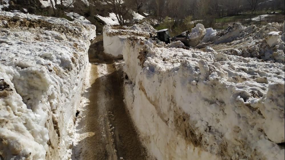 Nisan ayında 5 metre karla mücadele ediyorlar! - 3. Resim