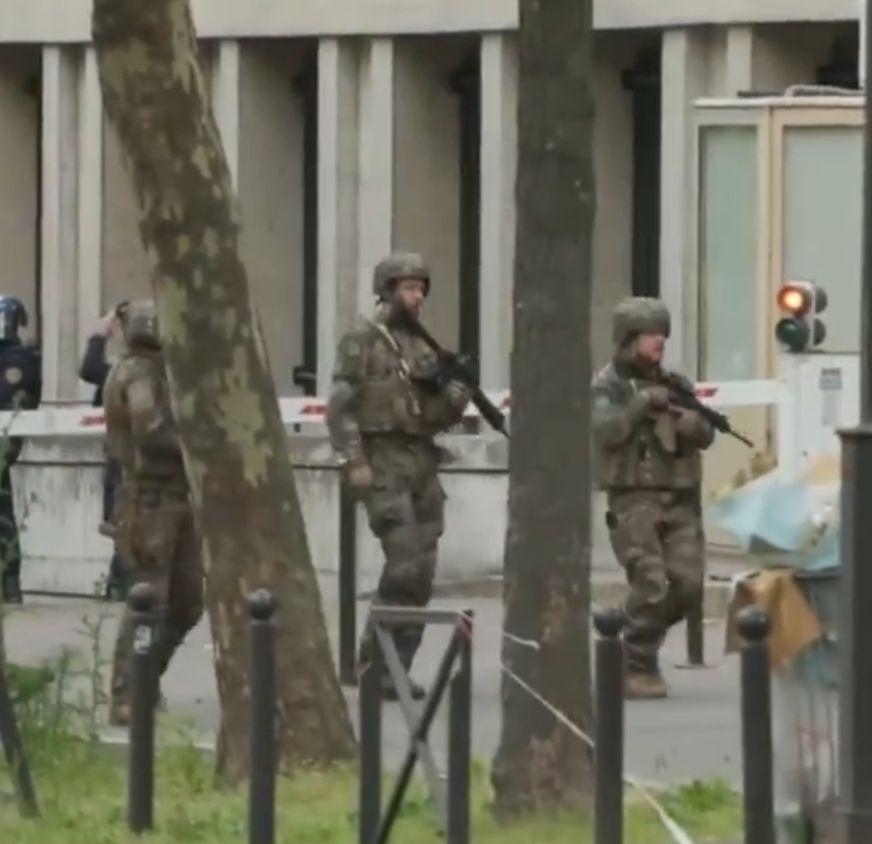Paris'te canlı bomba alarmı! Polis, İran Konsolosluğu'nu kuşattı - 1. Resim