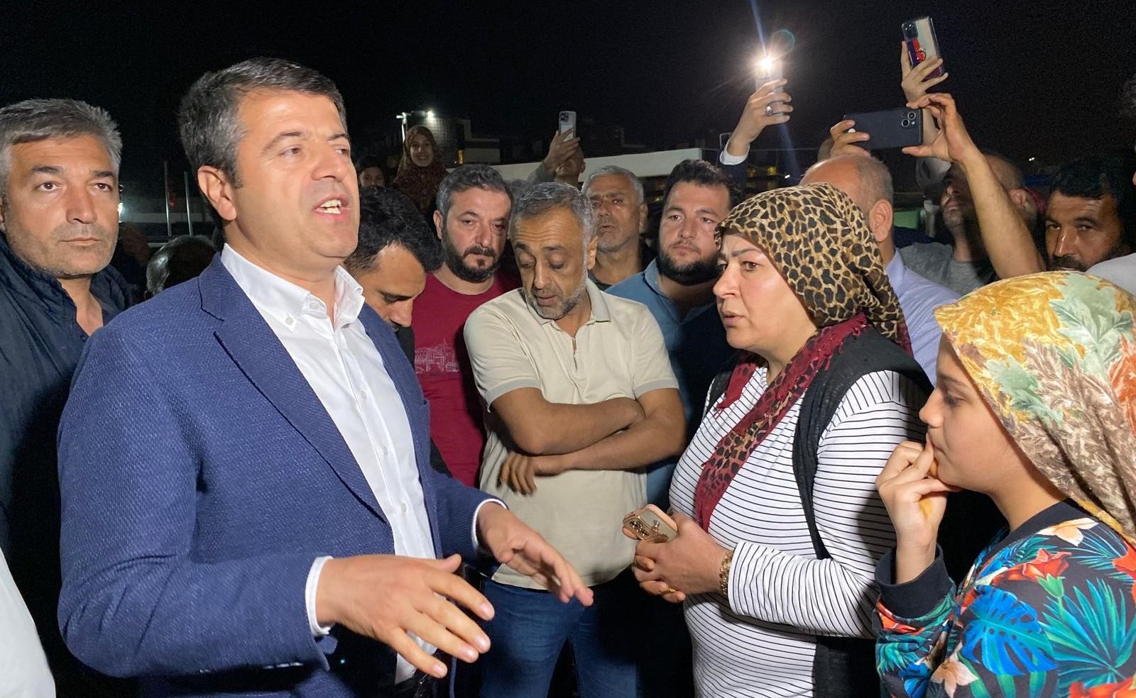 Sular kesildi, belediye başkanı gelene kadar musluk başında bekledi - 1. Resim