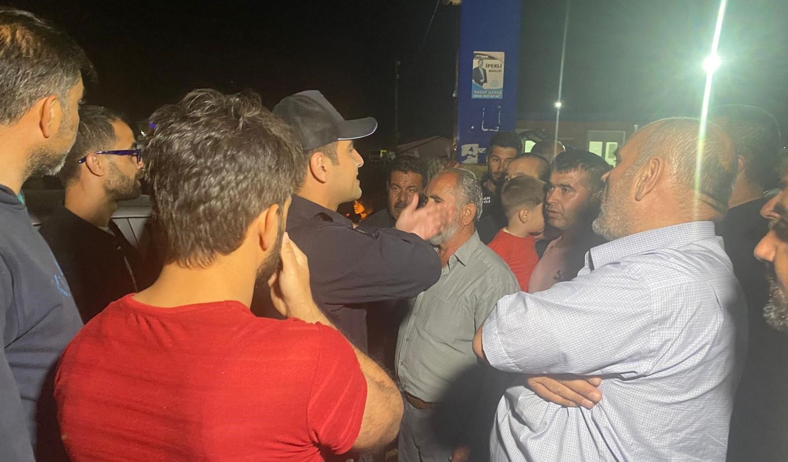 Sular kesildi, belediye başkanı gelene kadar musluk başında bekledi - 2. Resim