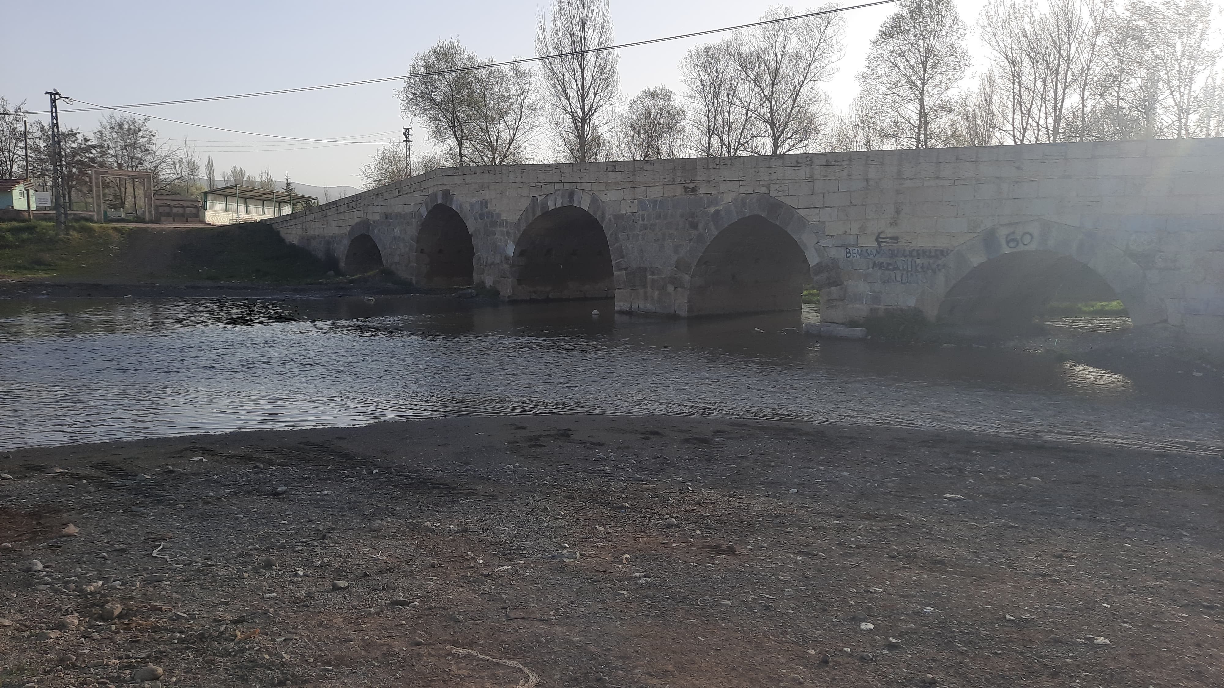 Tokat'ta 191 konut zarar gördü, 2 bin yıllık köprüde çatlak yok Tokat'ta 191 konut zarar gördü, 2 bin yıllık köprüde çatlak yok - 1. Resim
