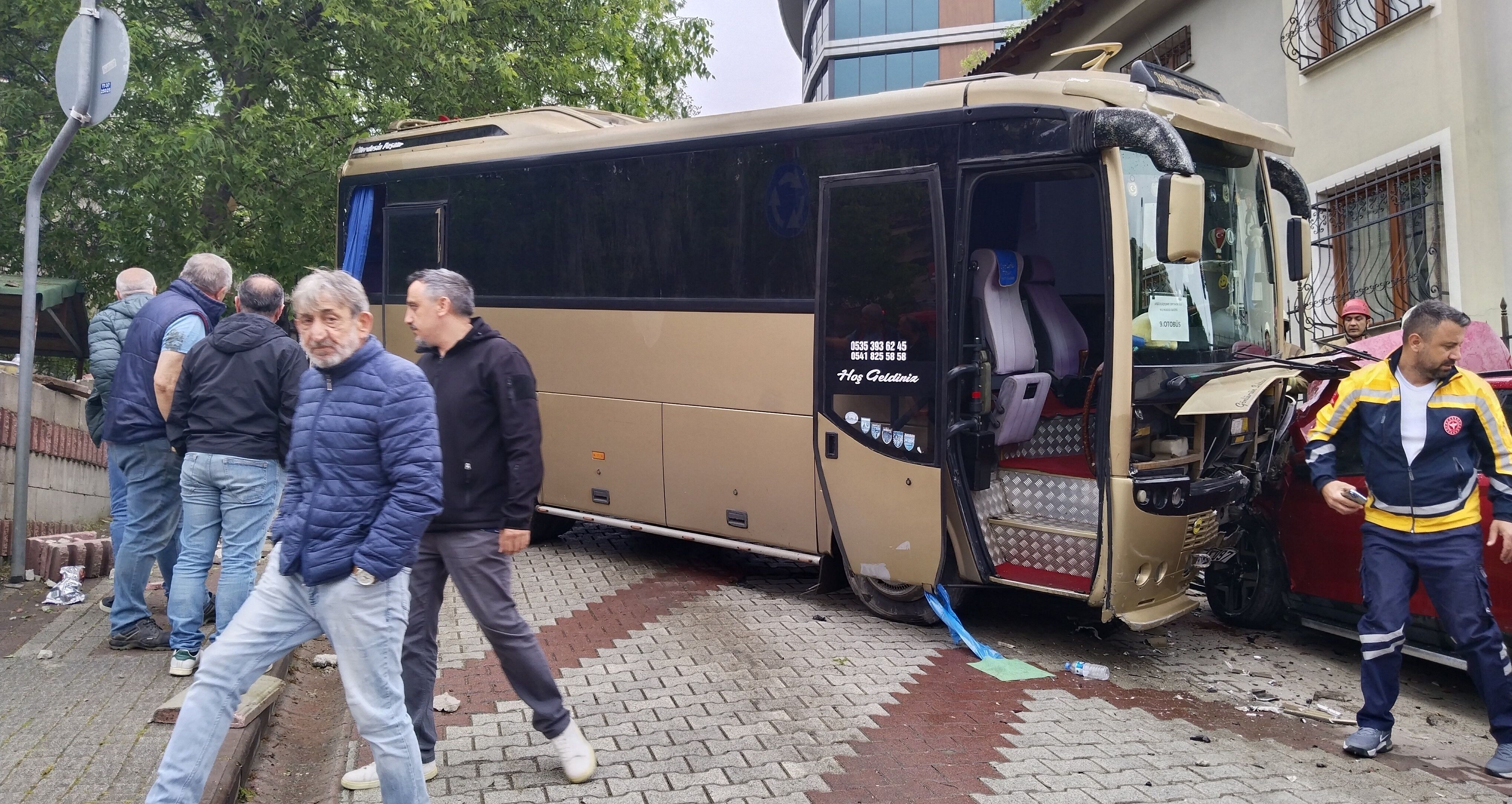 Üsküdar'da öğrenci servisi kazası! Yaralılar hastaneye kaldırıldı - 1. Resim