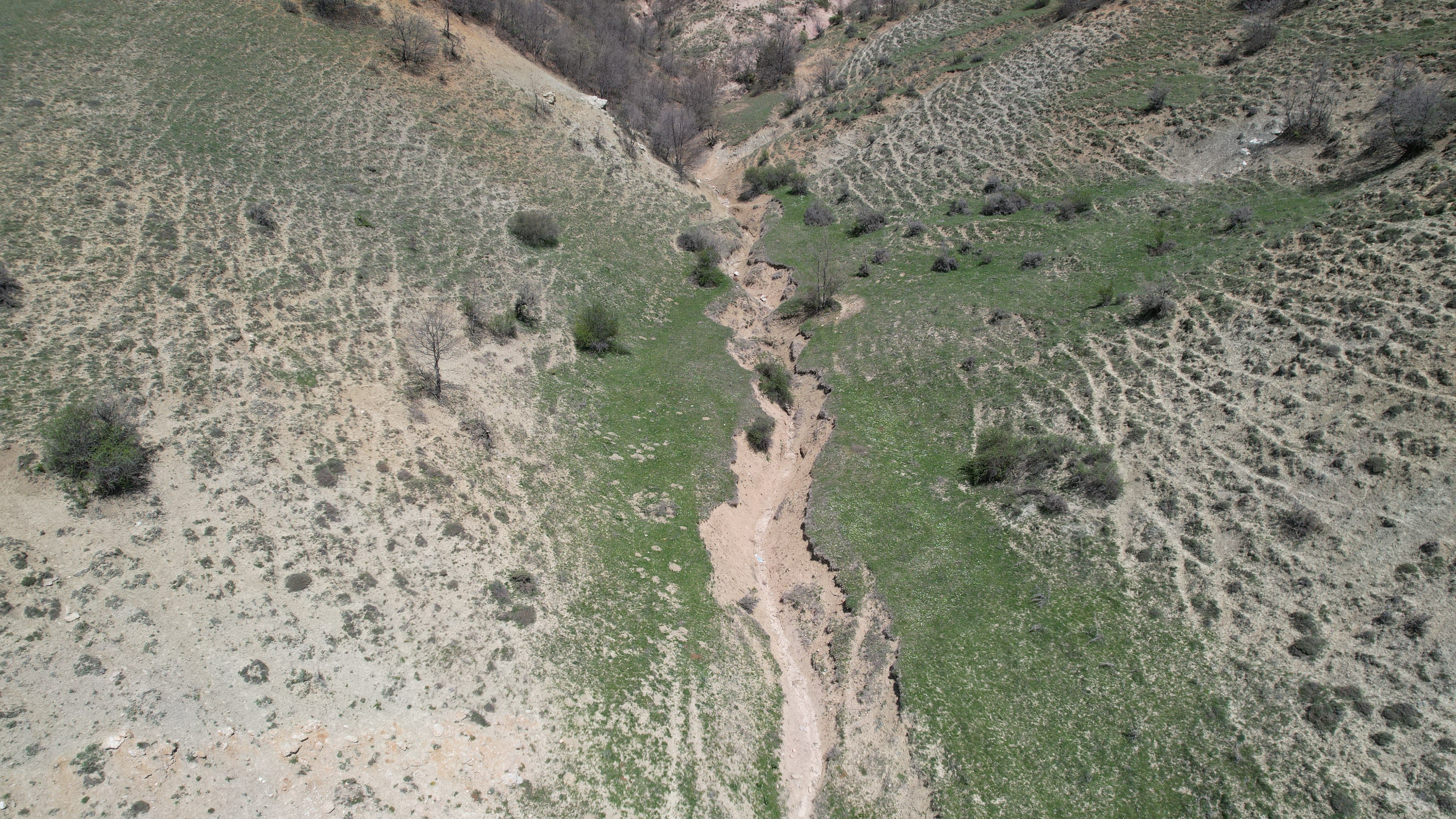 Yer patlamış gibi hissettiler! İşte Tokat'taki 5.6'lık depremin izi Yer patlamış gibi hissettiler! İşte Tokat'taki 5.6'lık depremin izi - 2. Resim