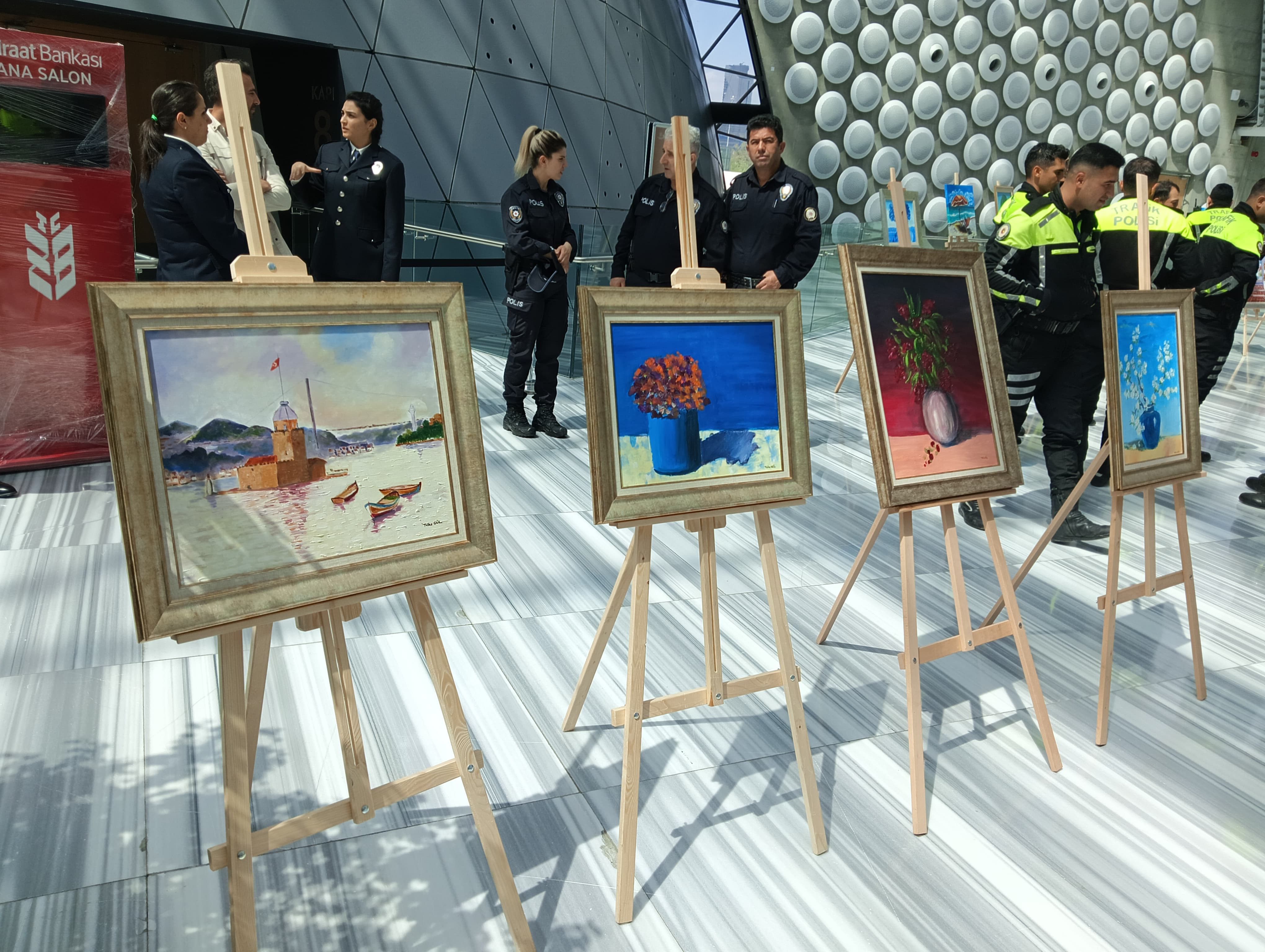 12 yaşındaki ressam şehit babası anısına sergi açtı: Resimlerimi babam için çizdim! 12 yaşındaki ressam şehit babası anısına sergi açtı: Resimlerimi babam için çizdim! - 1. Resim