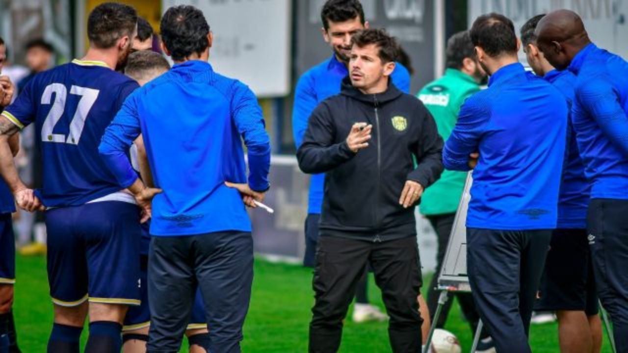 Ankaragücü'nün teknik direktörü Emre Belözoğlu cezalı Ankaragücü'nün teknik direktörü Emre Belözoğlu cezalı - 2. Resim