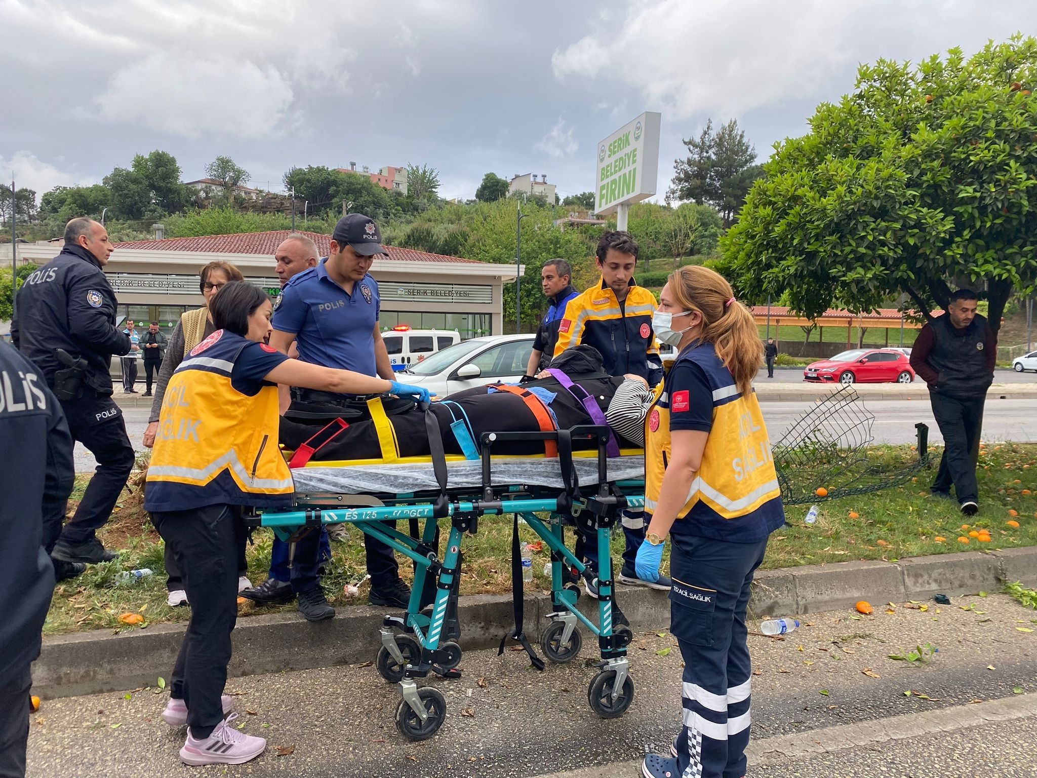 Antalya’da servis aracı devrildi! 19 yaralı var Antalya’da servis aracı devrildi! 19 yaralı var - 1. Resim
