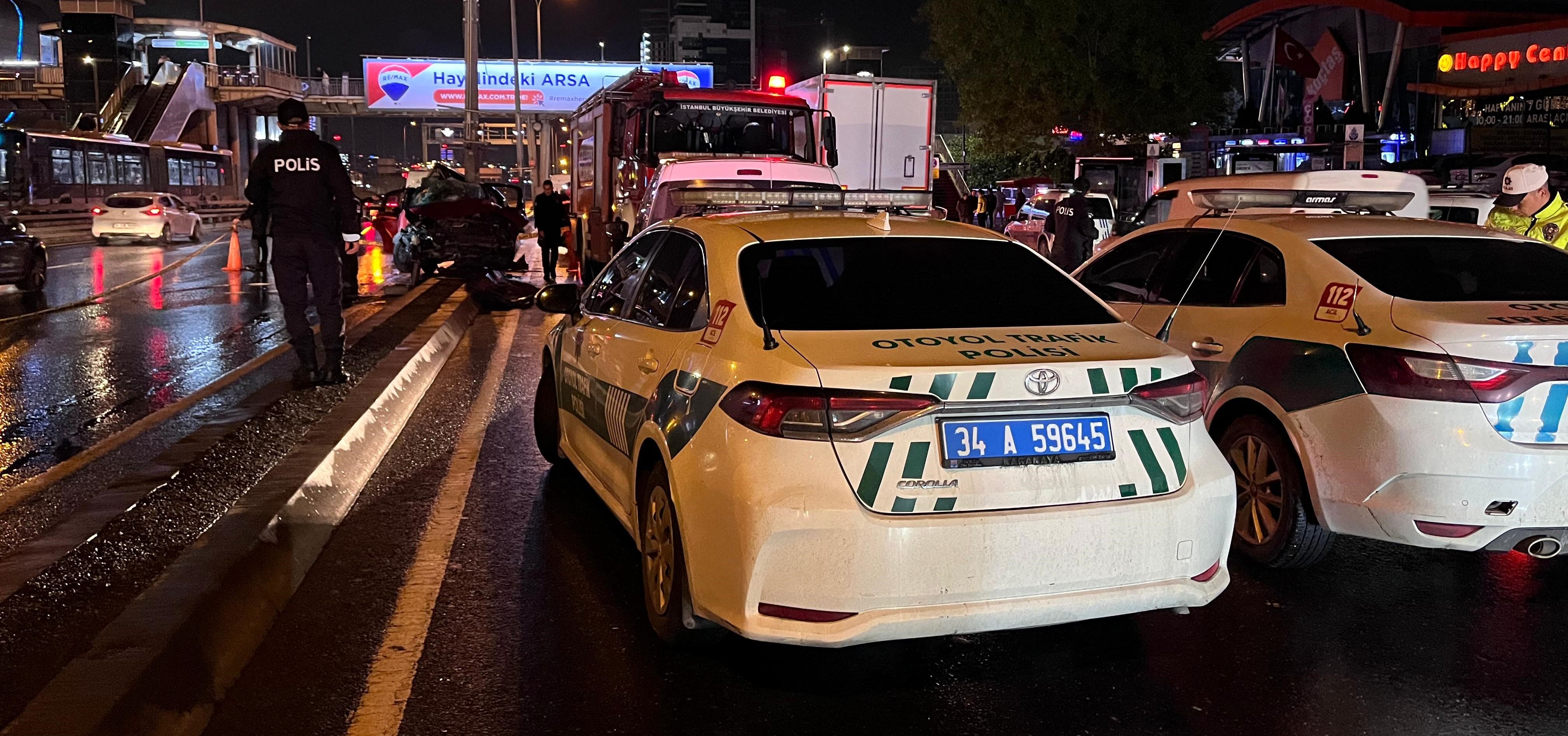 Beylikdüzü'nde korkunç kaza! Sürücü olay yerinde hayatını kaybetti Beylikdüzü'nde korkunç kaza! Sürücü olay yerinde hayatını kaybetti - 1. Resim