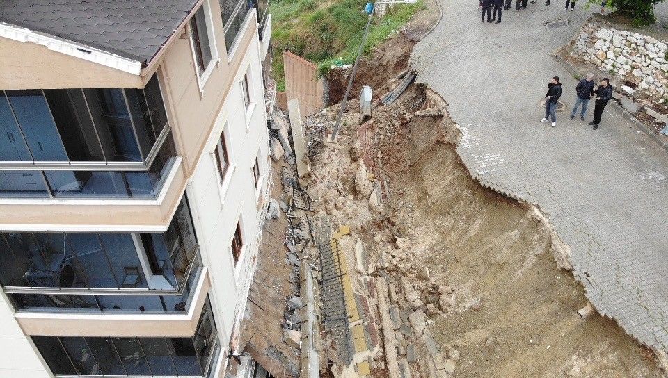Bursa’da istinat duvarı apartmanın üzerine çöktü: 2 yaralı Bursa’da istinat duvarı apartmanın üzerine çöktü: 2 yaralı - 2. Resim